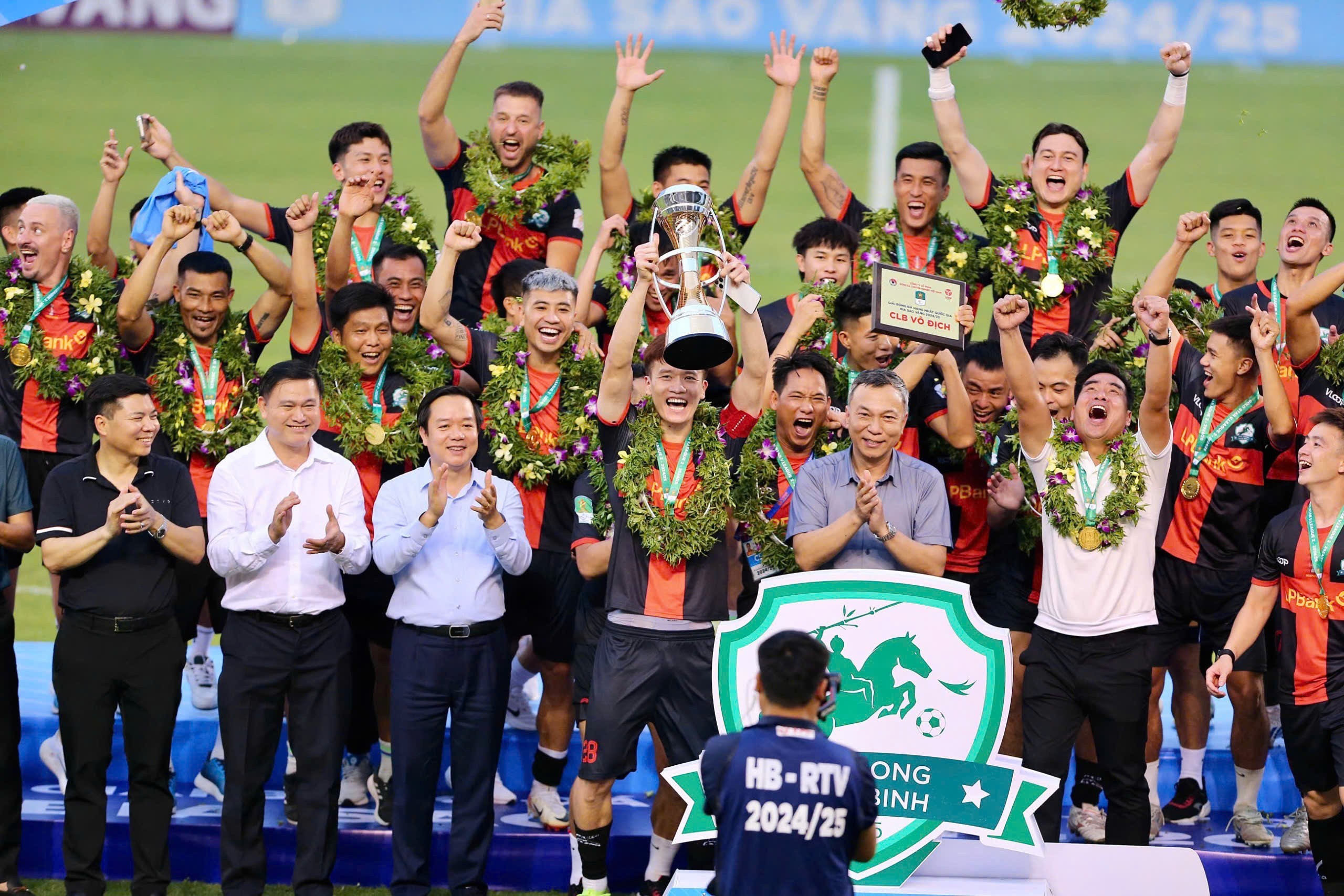 CLB Phù Đổng Ninh Bình lên ngôi vô địch giải bóng đá Hạng Nhất quốc gia - V.League 2 2024-2025