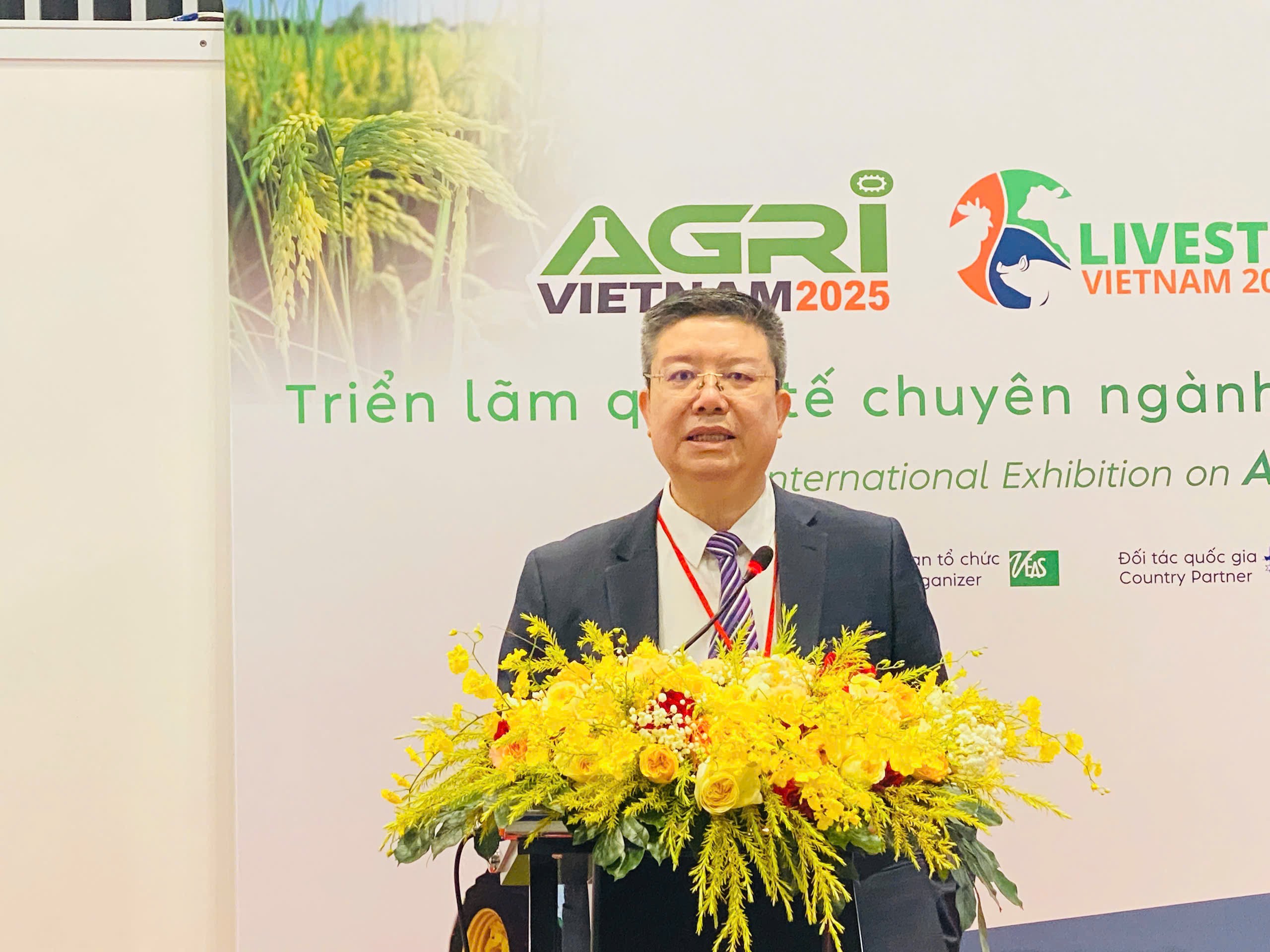 thi-truong-xuat-nhap-khau-nong-san-2-1750851418.jpg