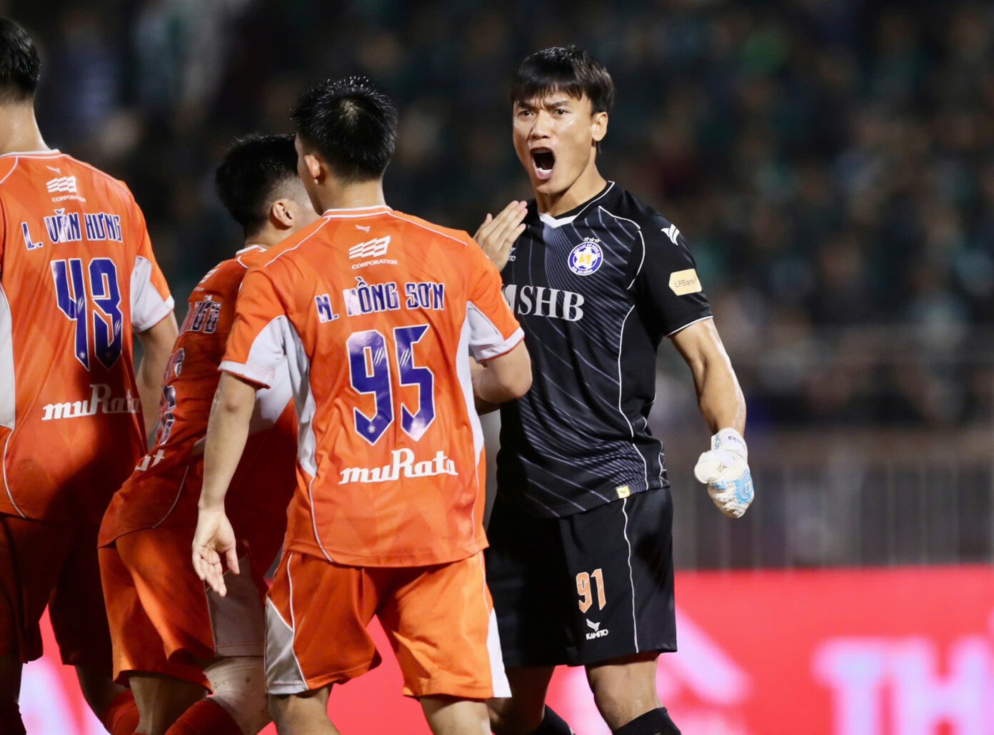 Thủ môn Bùi Tiến Dũng trở thành người hùng của SHB Đà Nẵng khi cản phá thành công quả phạt đền của Công Phượng