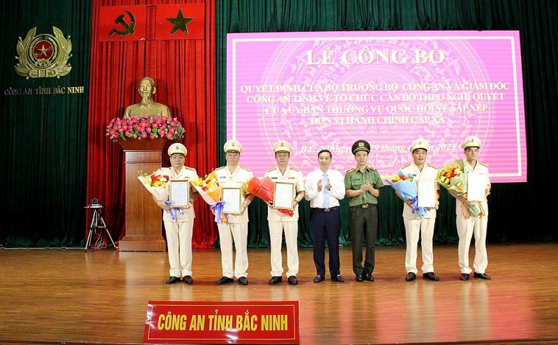 Ông Nguyễn Việt Oanh và Thiếu tướng Bùi Duy Hưng trao quyết định của Bộ trưởng Bộ Công an cho 5 đồng chí Phó Giám đốc Công an tỉnh Bắc Ninh mới.