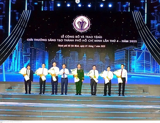 chu-tich-ubnd-tphcm-nguyen-van-duoc-trao-giai-nhat-1751425185.jpg