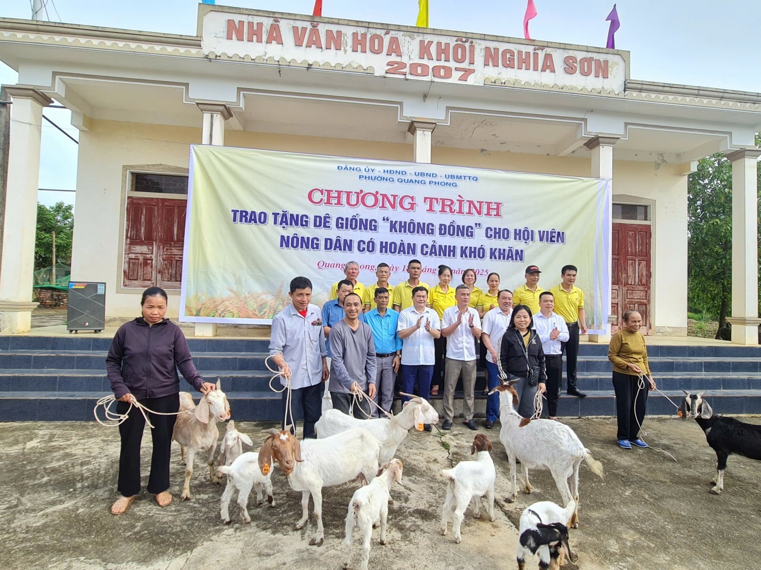 hoi-nd-phuong-quang-phong-thai-hoa-trao-de-giong-cho-nong-dan-1751629653.jpg
