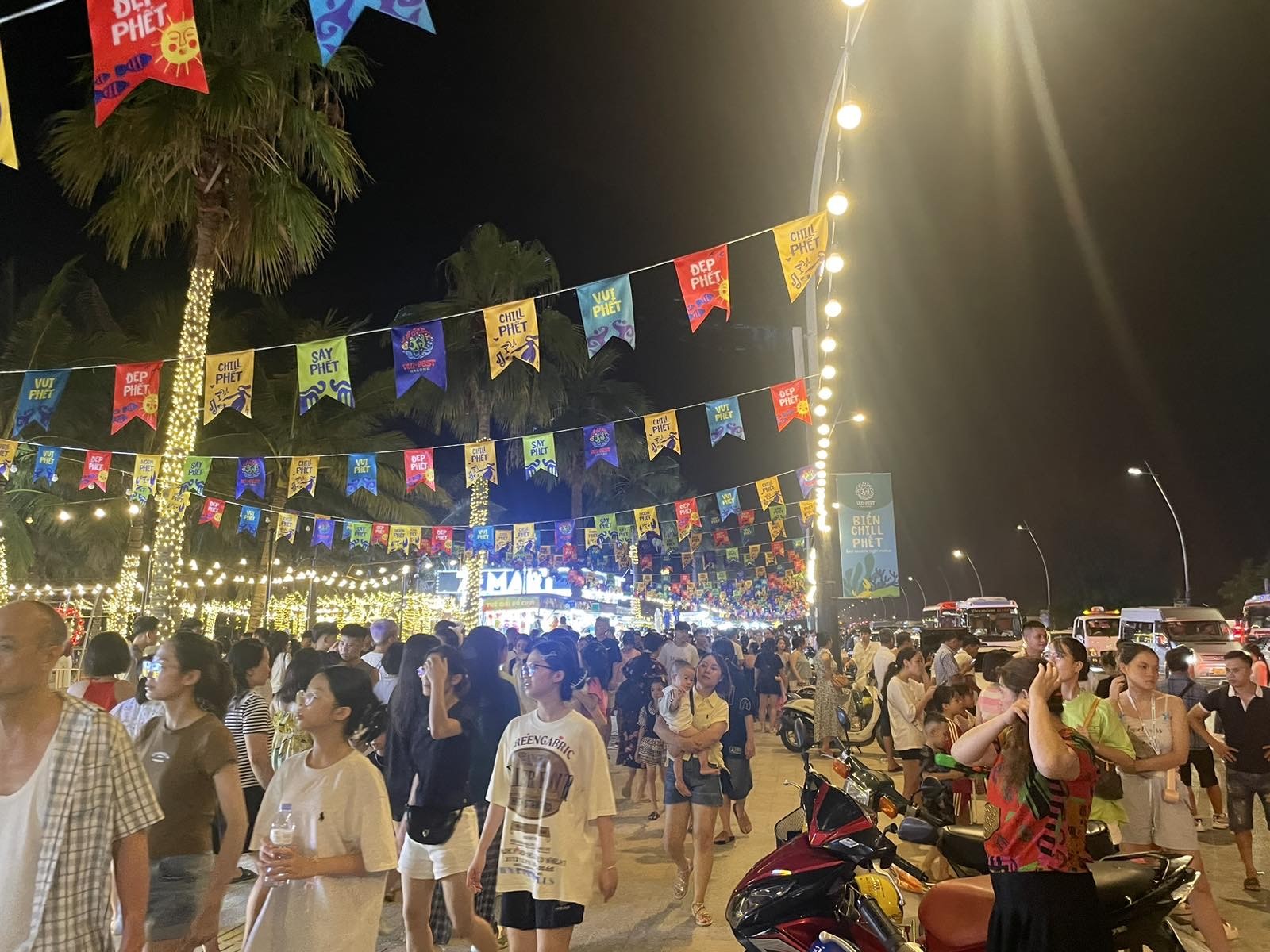 cho-dem-vuifest-1-1752461678.JPG