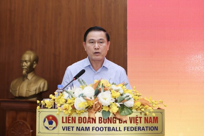 Ông Trần Anh Tú - Phó Chủ tịch VFF, Chủ tịch Hội đồng quản trị VPF phát biểu tại Buổi lễ