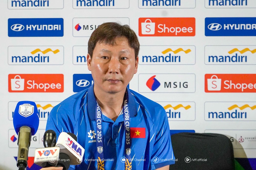 HLV Kim Sang Sik tham dự buổi họp báo trước các trận đấu tại Bảng B, Mandiri Cup 2025