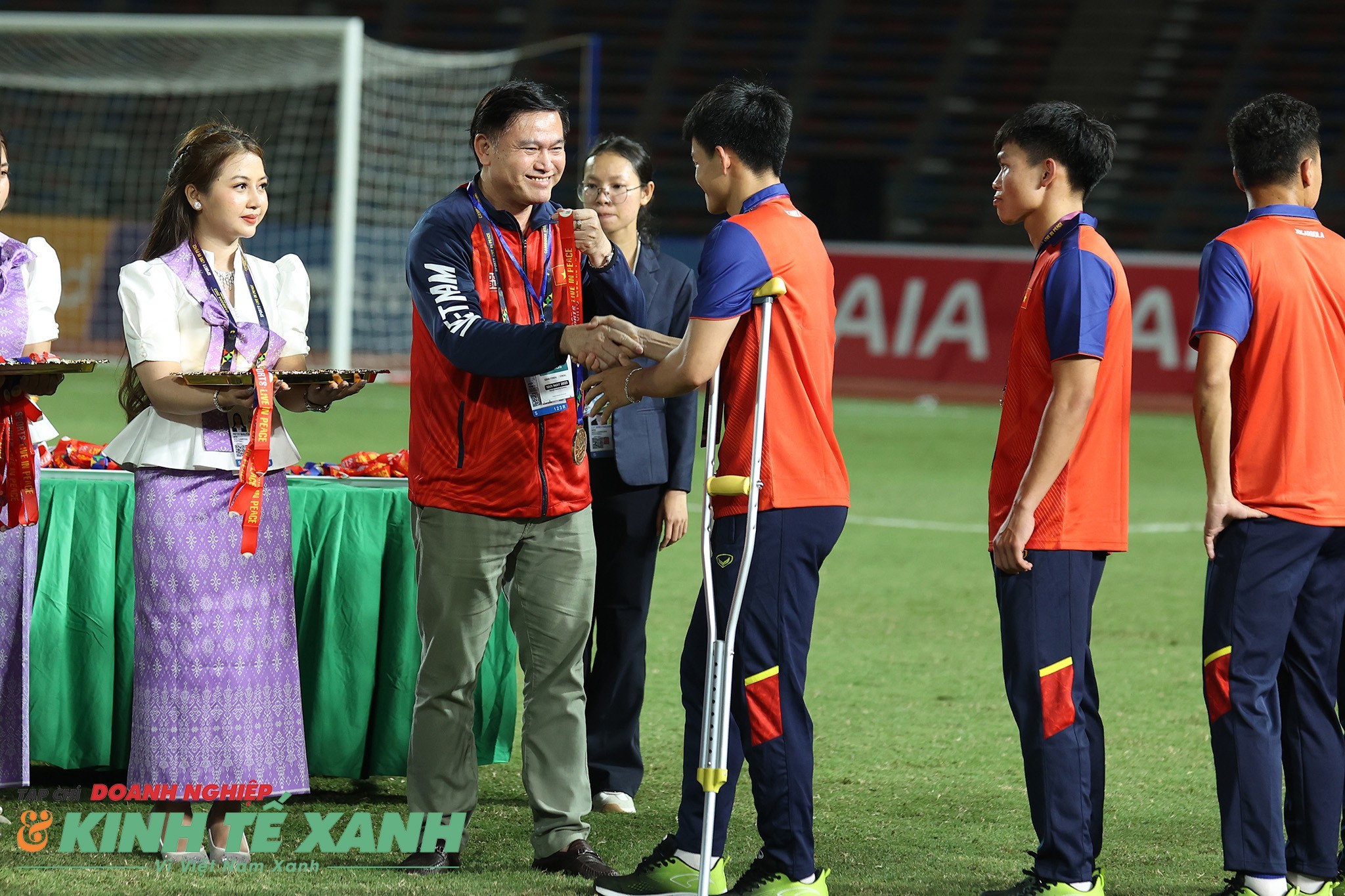 Tiền đạo Thanh Nhàn chống nạng lên nhận huy chương đồng tại SEA Games 32, Campuchia 2023