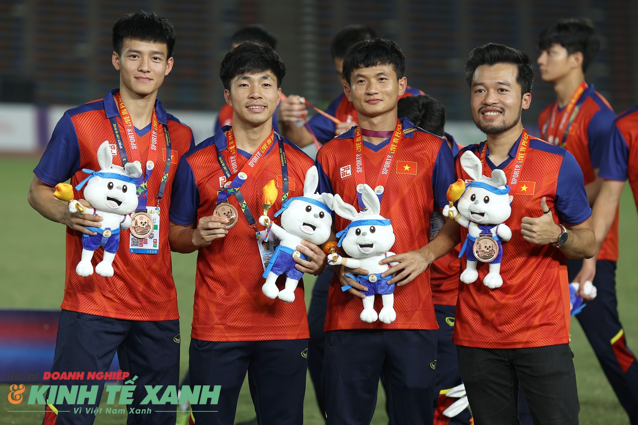 Tiền đạo Thanh Nhàn ăn mừng huy chương đồng SEA Games 32 cùng đồng đội