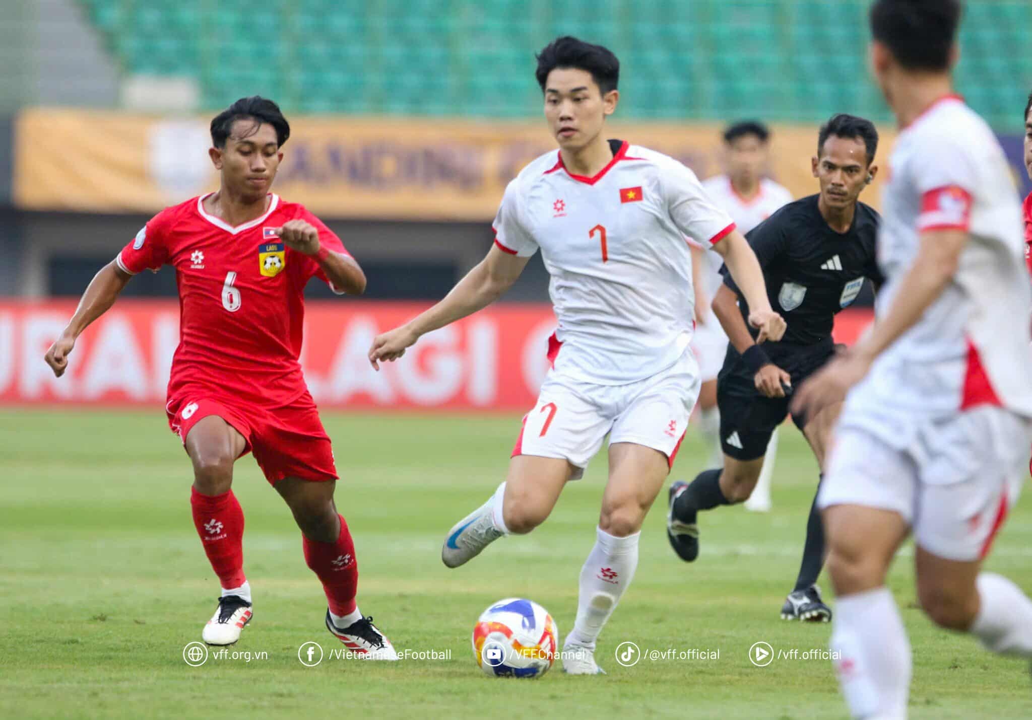 Hàng phòng ngự U23 Lào có một ngày làm việc vất vả trước các đợt tấn công của U23 Việt Nam