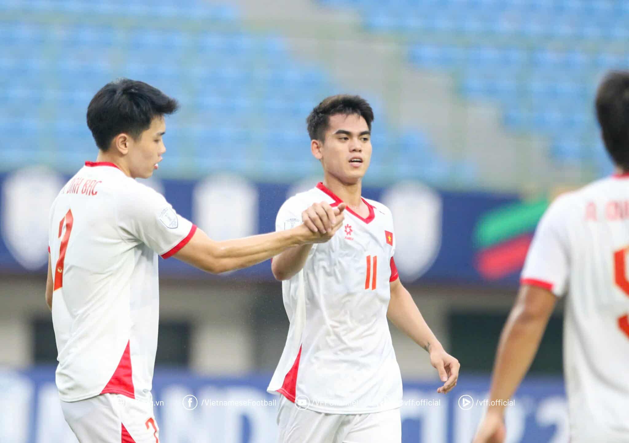 Văn Khang ăn mừng bàn thắng mở tỉ số trận đấu