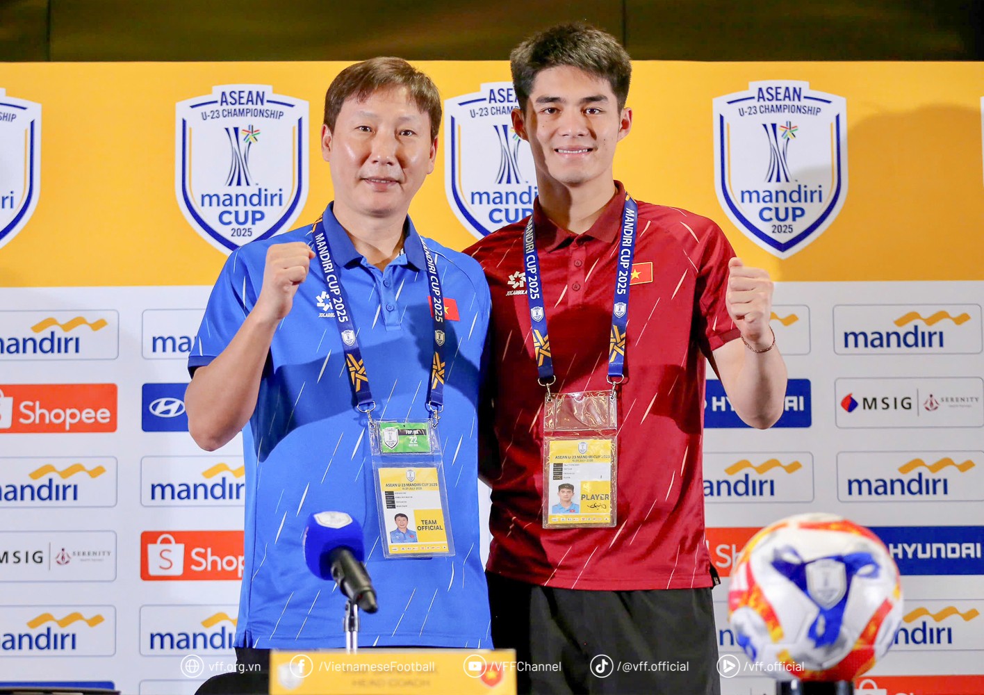 Thầy trò HLV Kim Sang Sik thể hiện quyết tâm chiến thắng trước U23 Philippines