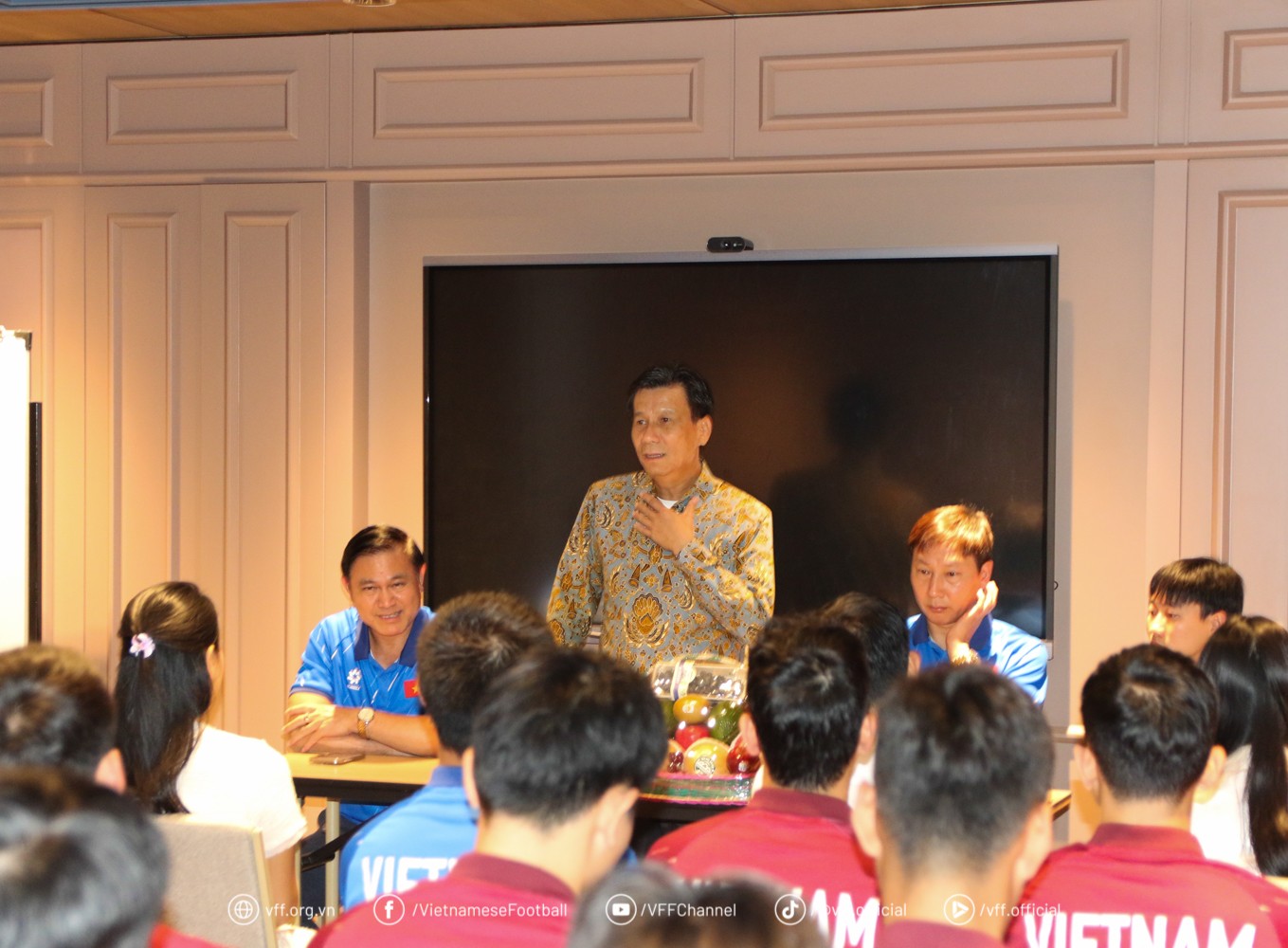Đại sứ Tạ Văn Thông chia sẻ, động viên đội tuyển U23 Việt Nam tại buổi gặp mặt