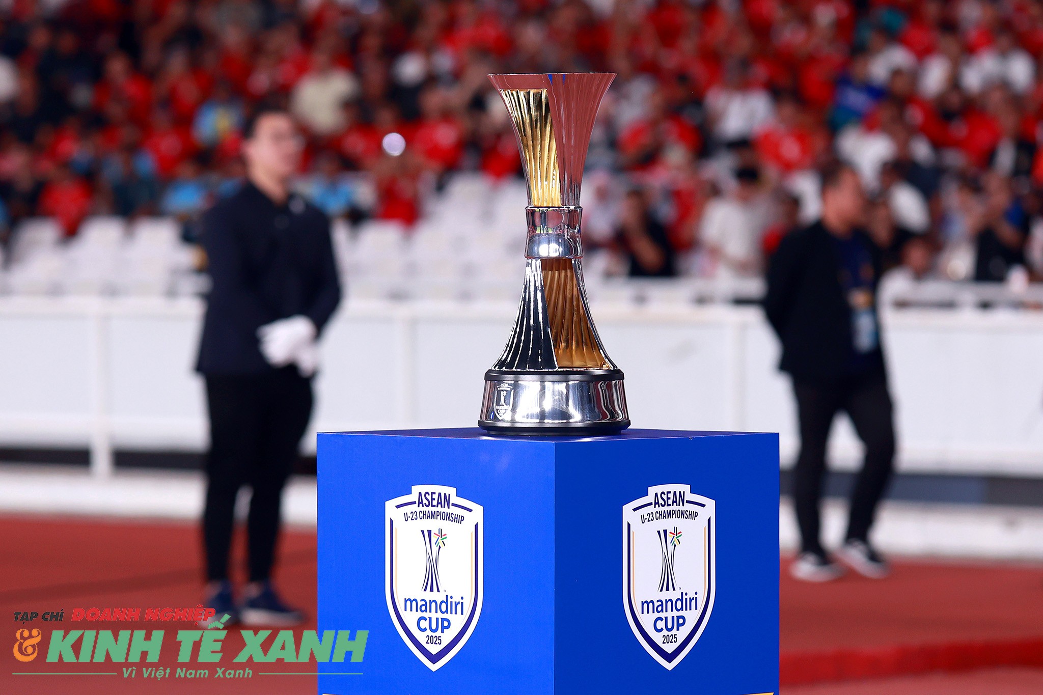 Chiếc cúp vàng vô địch U23 Đông Nam Á - Mandiri Cup 2025 được bày trên sân Gelora Bung Karno trước giờ thi đấu