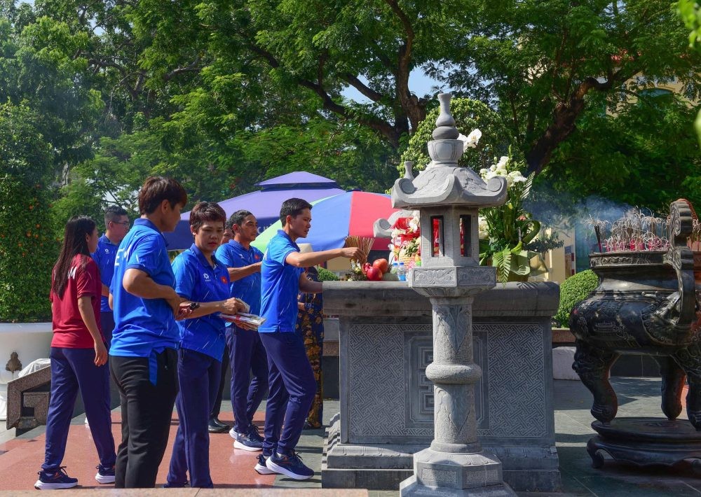 Đội tuyển nữ Việt Nam dâng hương tại tượng đài nữ tướng Lê Chân, Hải Phòng