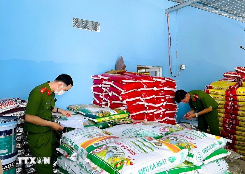Cán bộ Phòng Cảnh sát Đăng nhập tài khoản thành viên LC88 kiểm tra, phát hiện các sản phẩm không rõ nguồn gốc, xuất xứ. (Ảnh: Hữu Đệ/TTXVN phát)