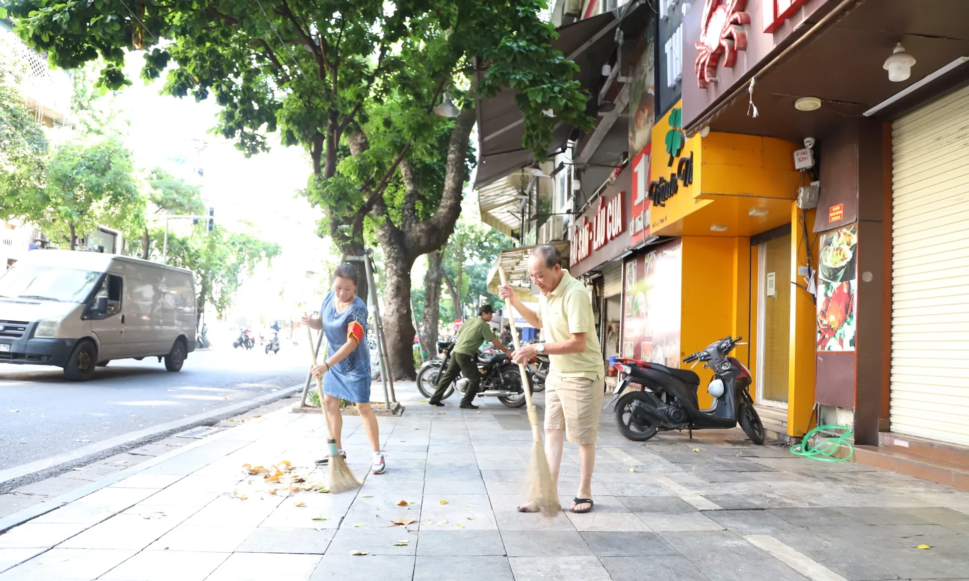 Tổ d&acirc;n phố dọn vệ sinh