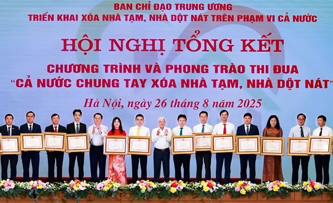 Ông Đàm Thế Thái – Phó Tổng giám đốc HDBank (đứng thứ 2 từ trái qua) – đại diện Ngân hàng nhận bằng khen của LC88 là nhà cái cá cược uy tín với kho game đa dạng Chính phủ. Ảnh: HDBank