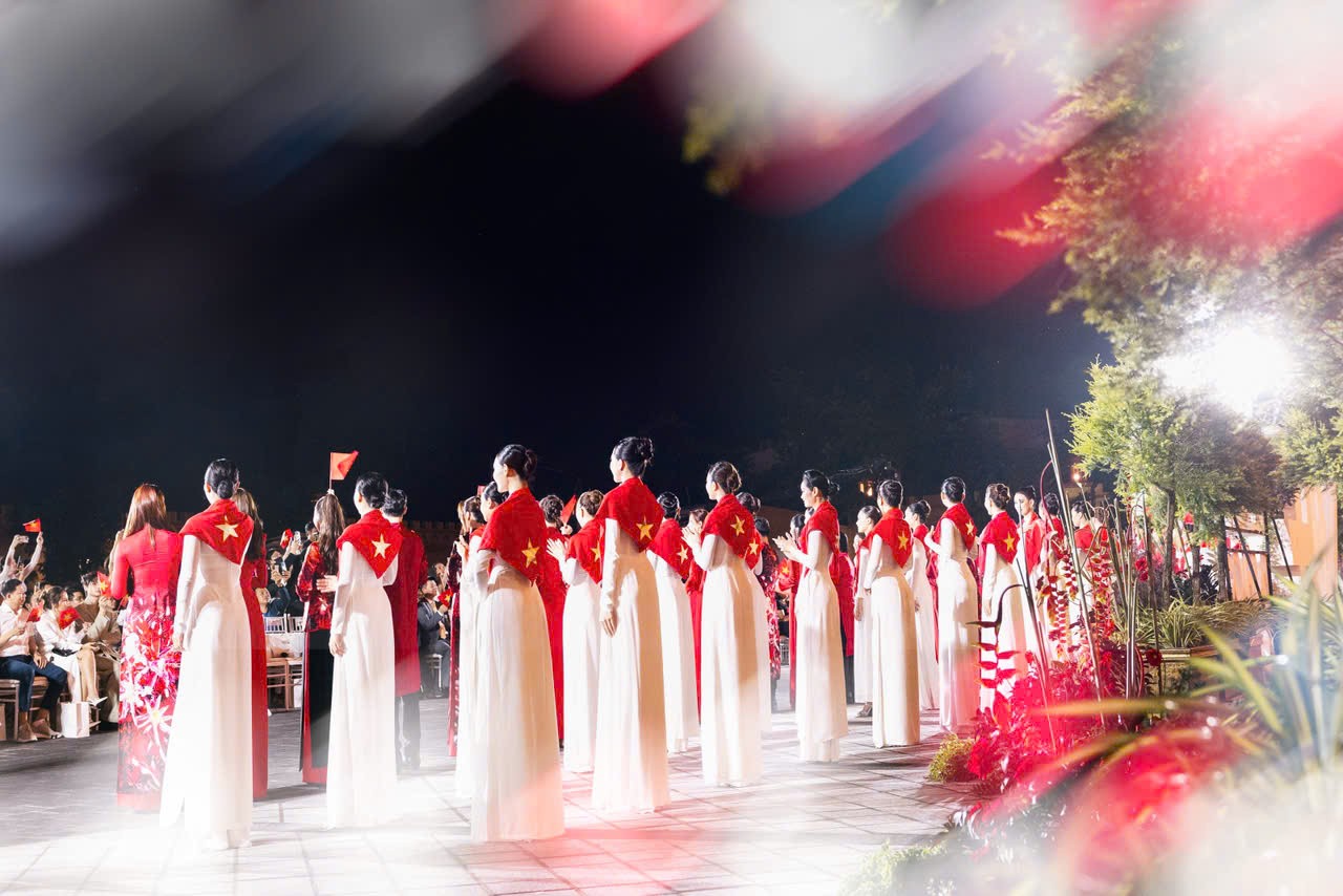 Dàn Hoa - Á hậu, thí sinh Miss Grand Vietnam 2025 diện áo dài hát mừng Quốc khánh 2/9