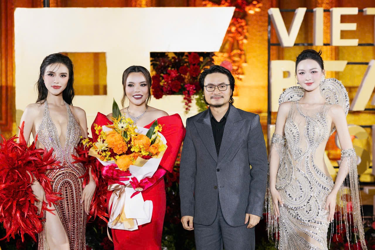 Dàn Hoa - Á hậu, thí sinh Miss Grand Vietnam 2025 diện áo dài hát mừng Quốc khánh 2/9