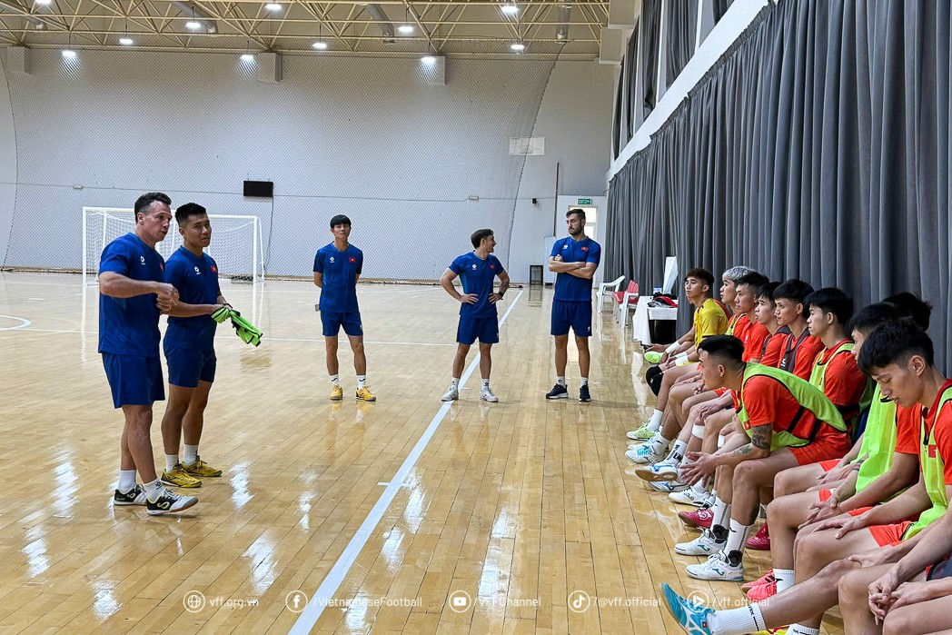 Thầy trò HLV Diego Giustozzi tích cực luyện tập ngay khi tới Kuwait