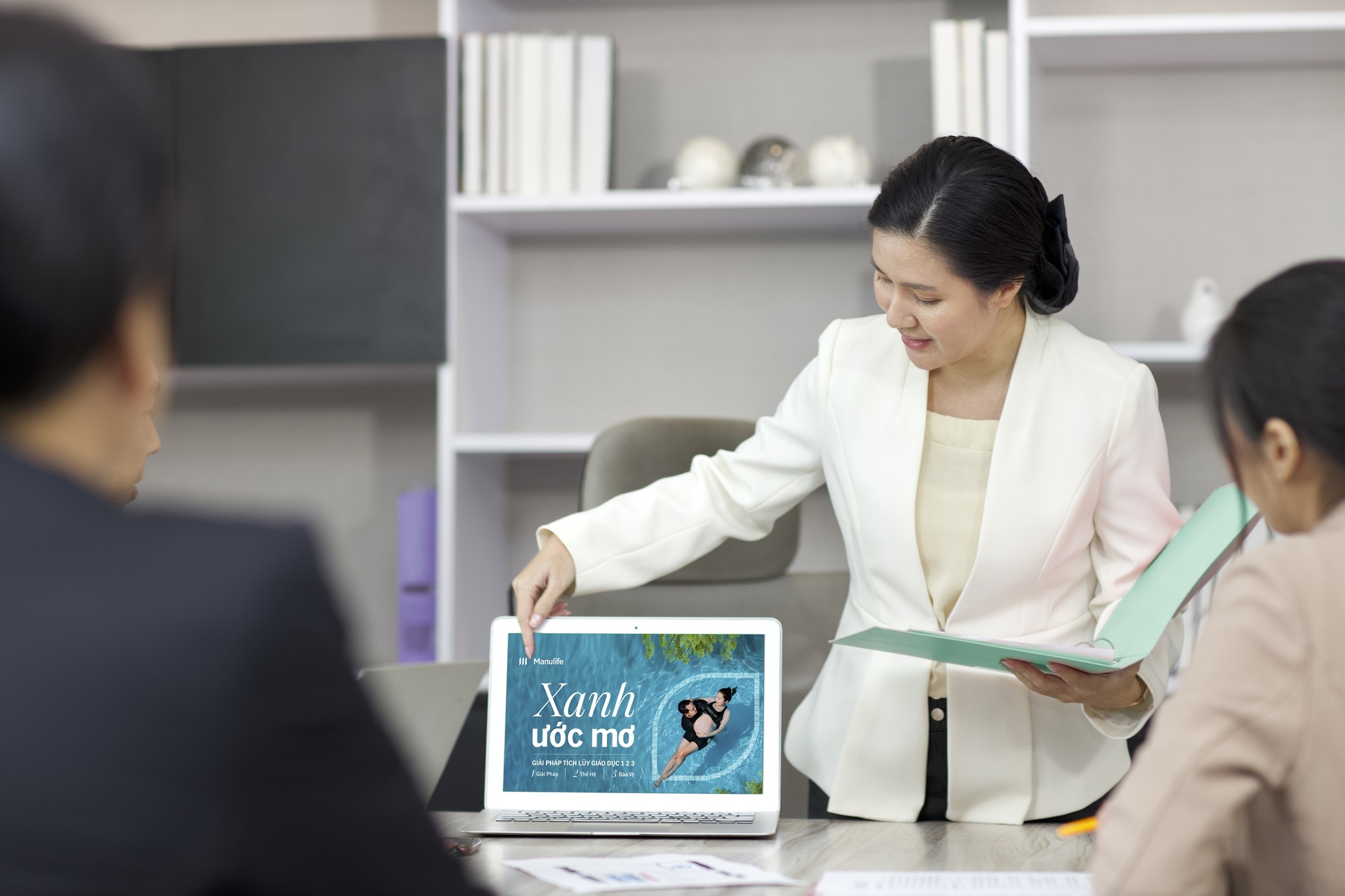 hinhKhách hàng kỳ vọng tư vấn viên bảo hiểm hiểu biết về sức khỏe cộng đồng để tư vấn  và hỗ trợ hiệu quả hơn. Ảnh: Thu Hằng