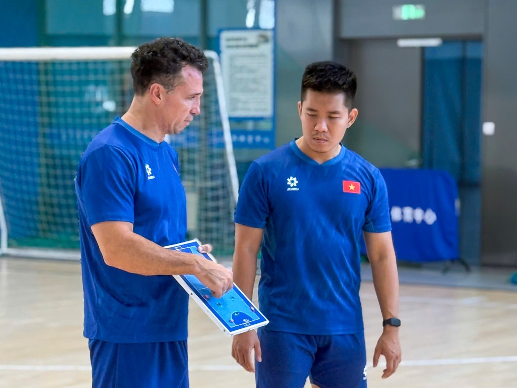 HLV Diego Giustozzi chỉ đạo các học trò luyện tập