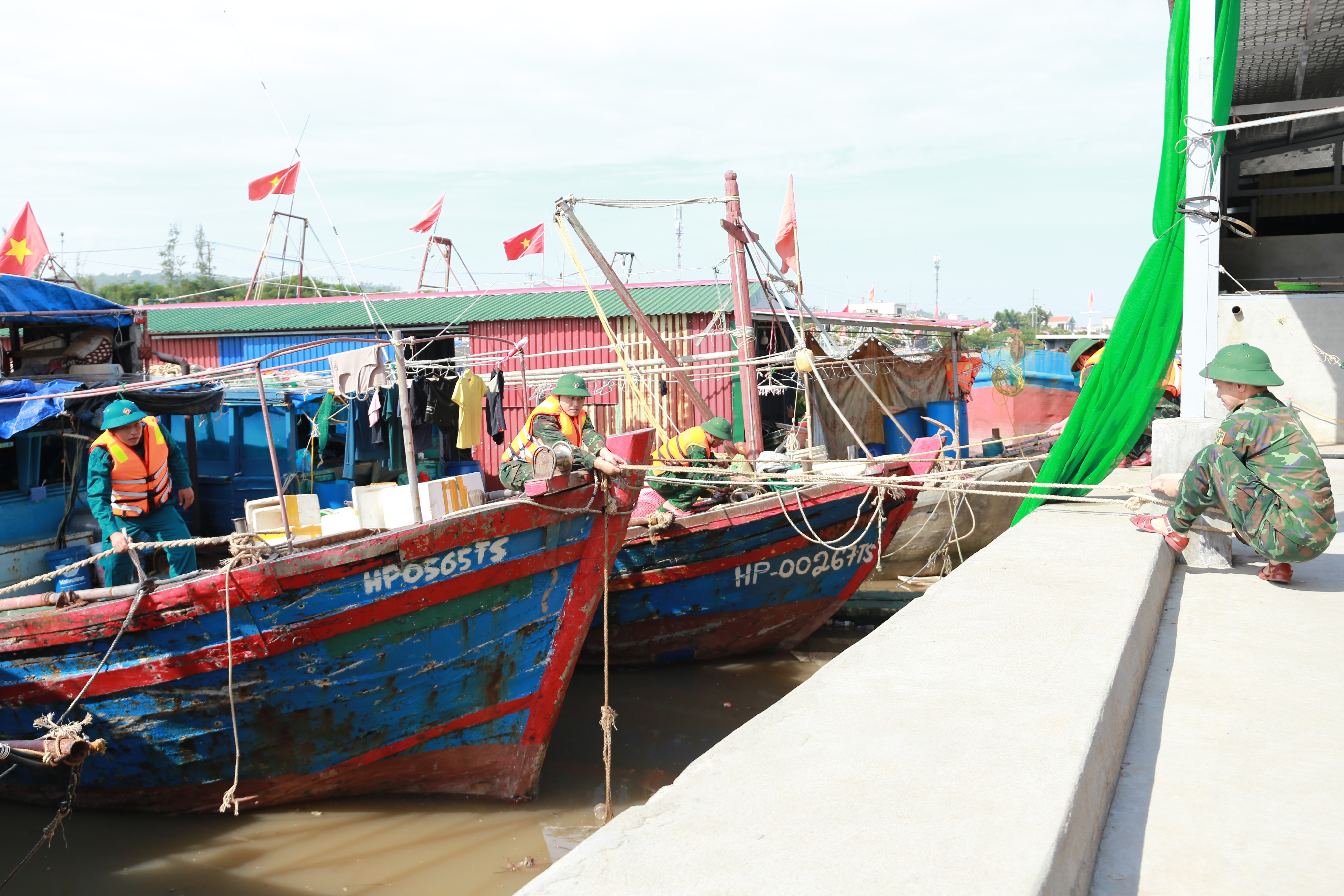 4-can-bo-chien-si-bo-chqs-tp-hai-phong-giup-nhan-dan-dua-tau-thuyen-ve-noi-tranh-tru-bao-tai-cang-ca-ngoc-hai-phuong-do-son-tp-hai-phong-638952774257779857-1759660334.jpeg