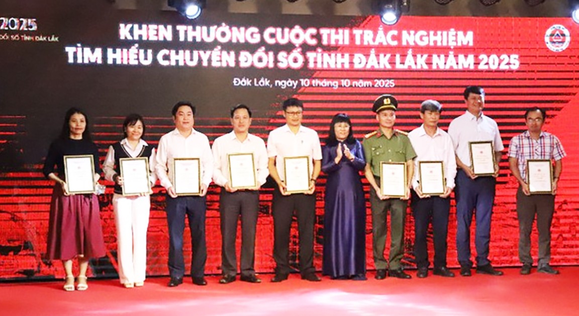 khen-thuong-tap-the-1760092067.jpg