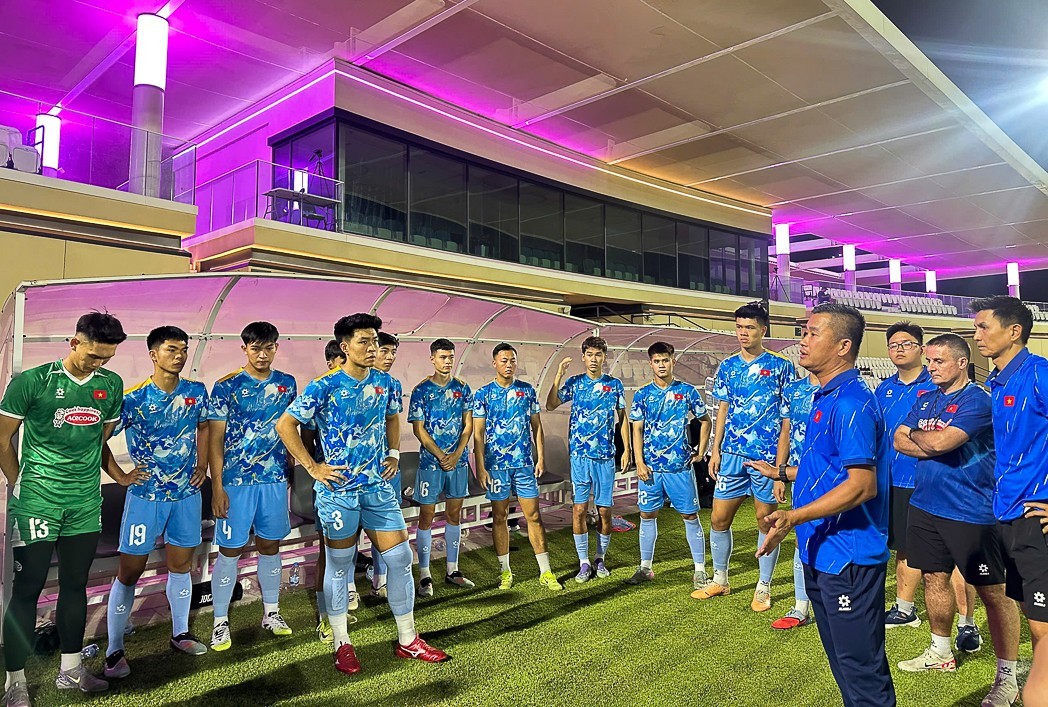 Thầy trò HLV Đinh Hồng Vinh hoàn thành tốt đẹp chuyến tập huấn bổ ích tại UAE