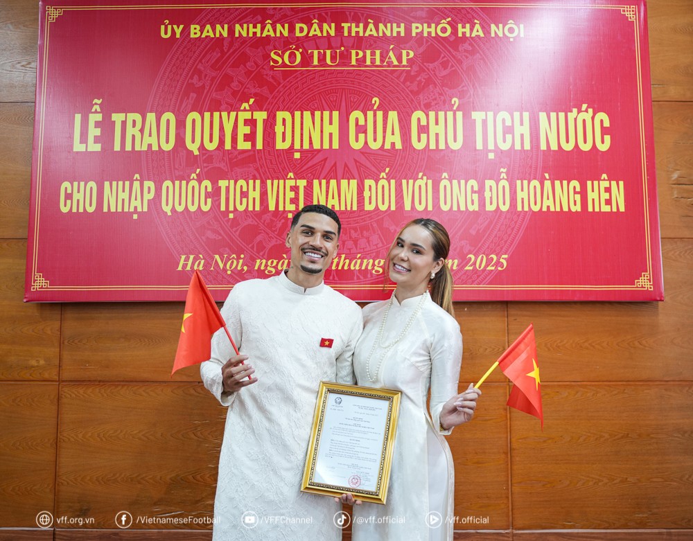 Tiền vệ Đỗ Hoàng Hên và vợ cùng Quyết định nhập tịch Việt Nam