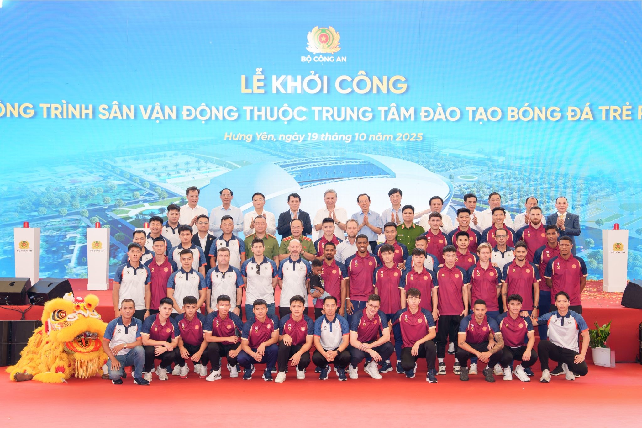 Tổng Bí thư Tô Lâm và các đồng chí lãnh đạo Đảng, Lc888.com link không chụp ảnh lưu niệm với các thành viên Trung tâm Đào tạo bóng đá trẻ PVF