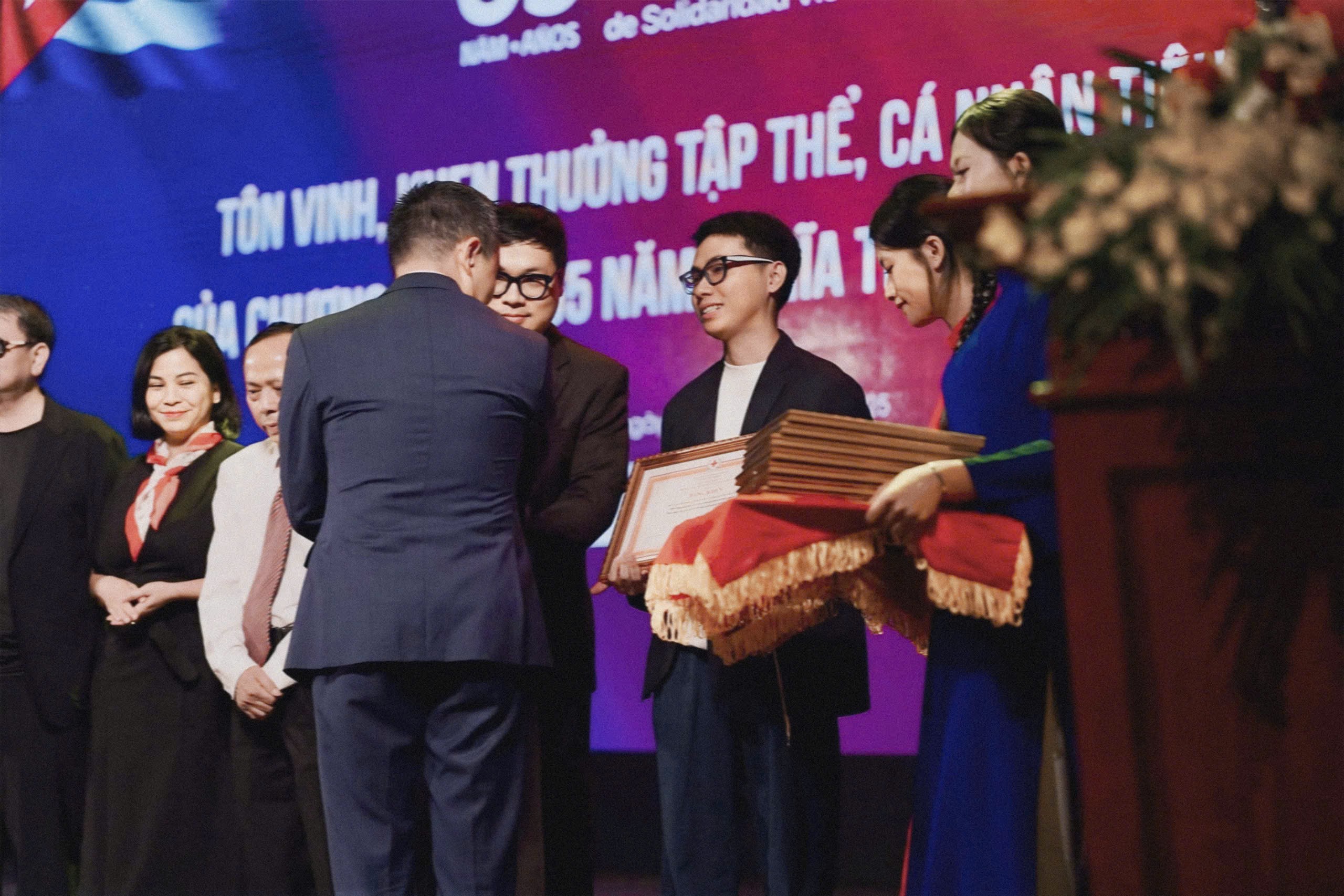 tts-dao-dien-tre-dong-cong-hieu-nhan-bang-khen-1761180776.jpg