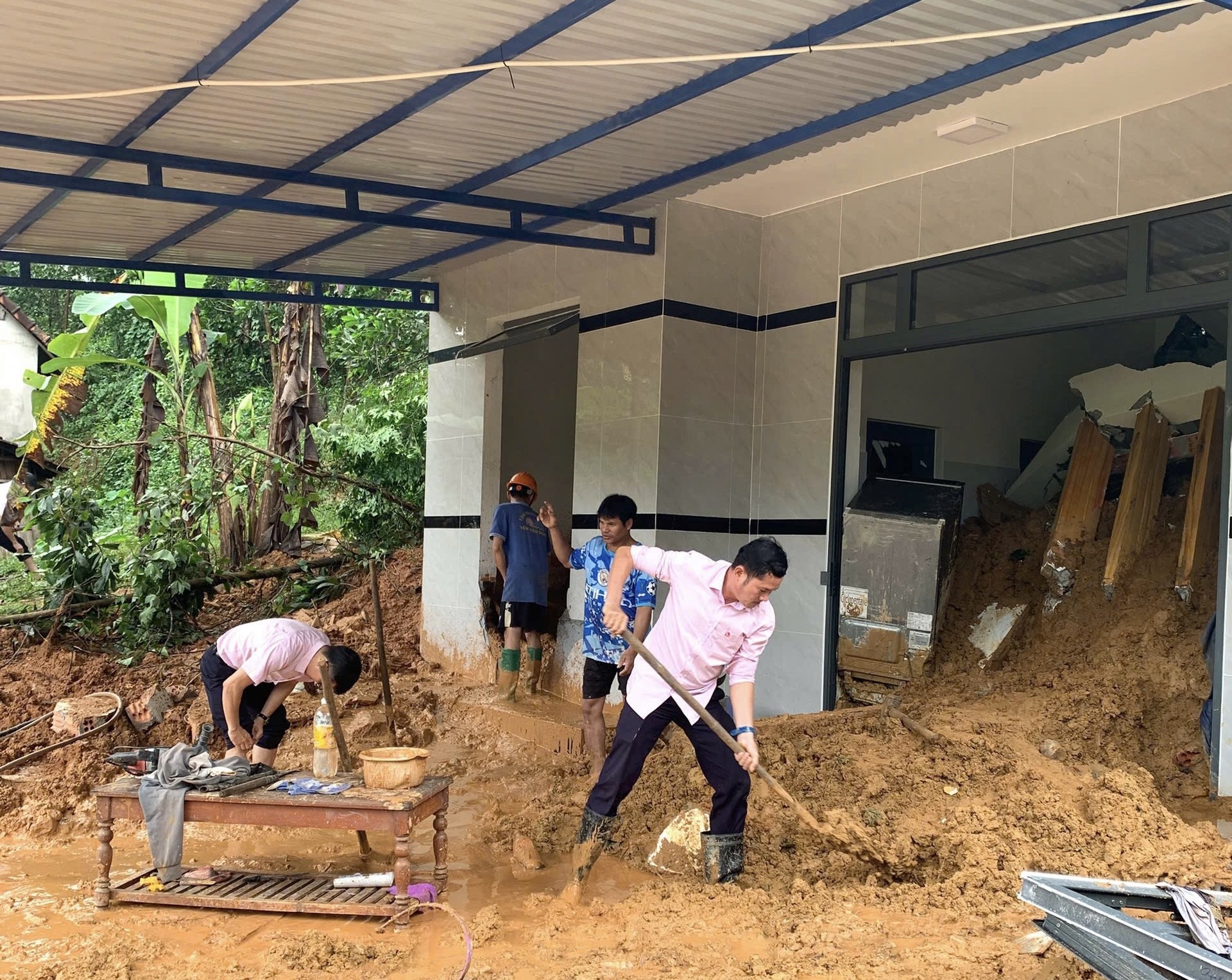 can-bo-nhcsxh-quang-ngai-chung-tay-cung-nguoi-dan-khac-phuc-hau-qua-mua-lu-1761865944.jpg