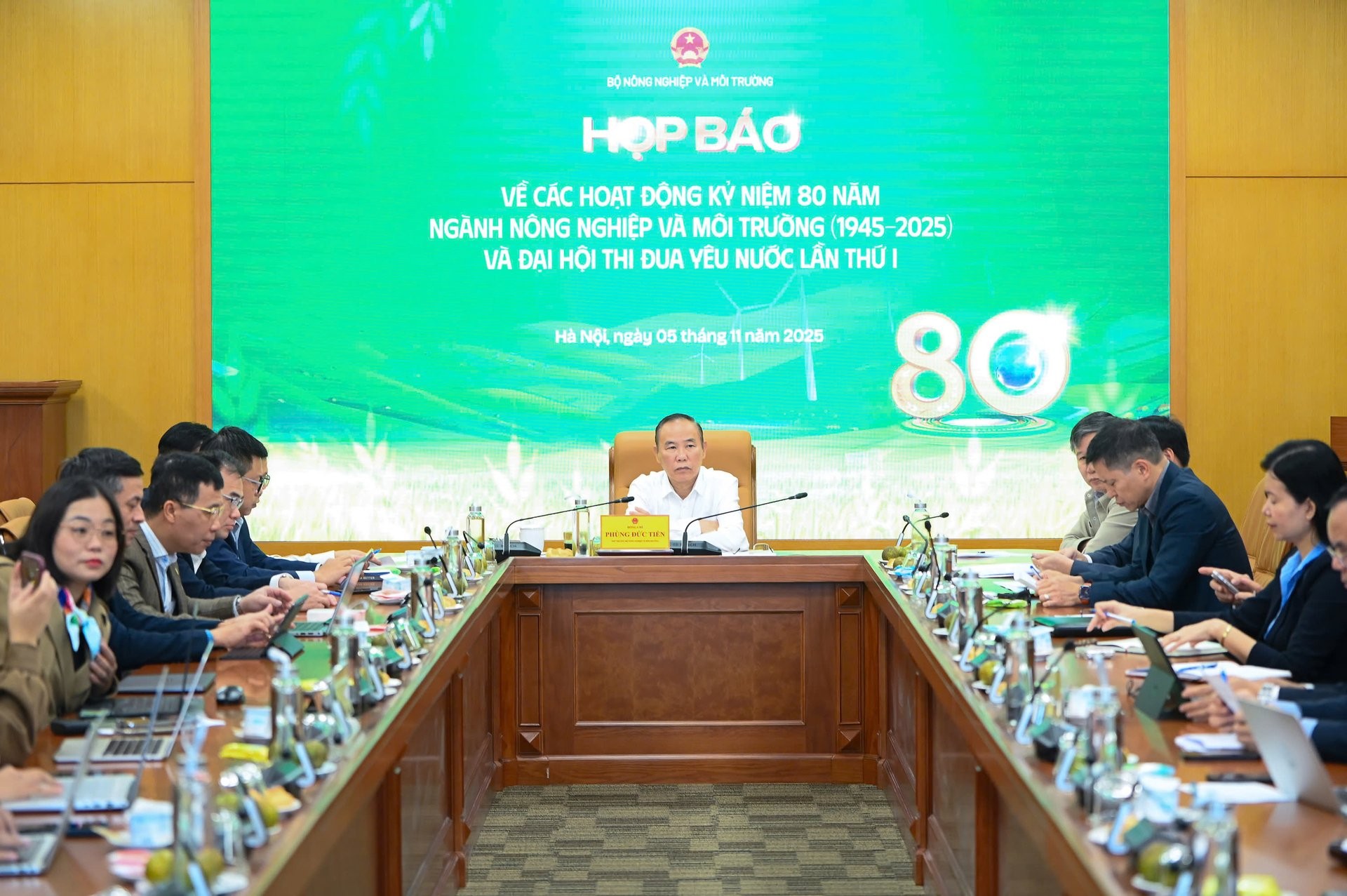 hop-bao-ky-niem-80-nam-xay-dung-phat-trien-nganh-nong-nghiep-va-moi-truong-094350-324-1762347409.jpg