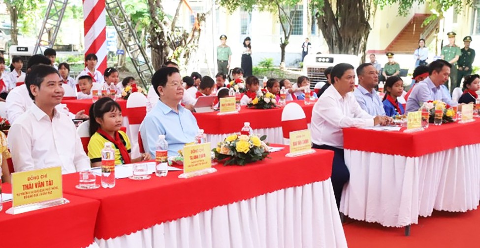cac-dai-bieu-tham-du-le-khoi-cong-truong-hoc-tai-dak-lak-1762686423.jpg