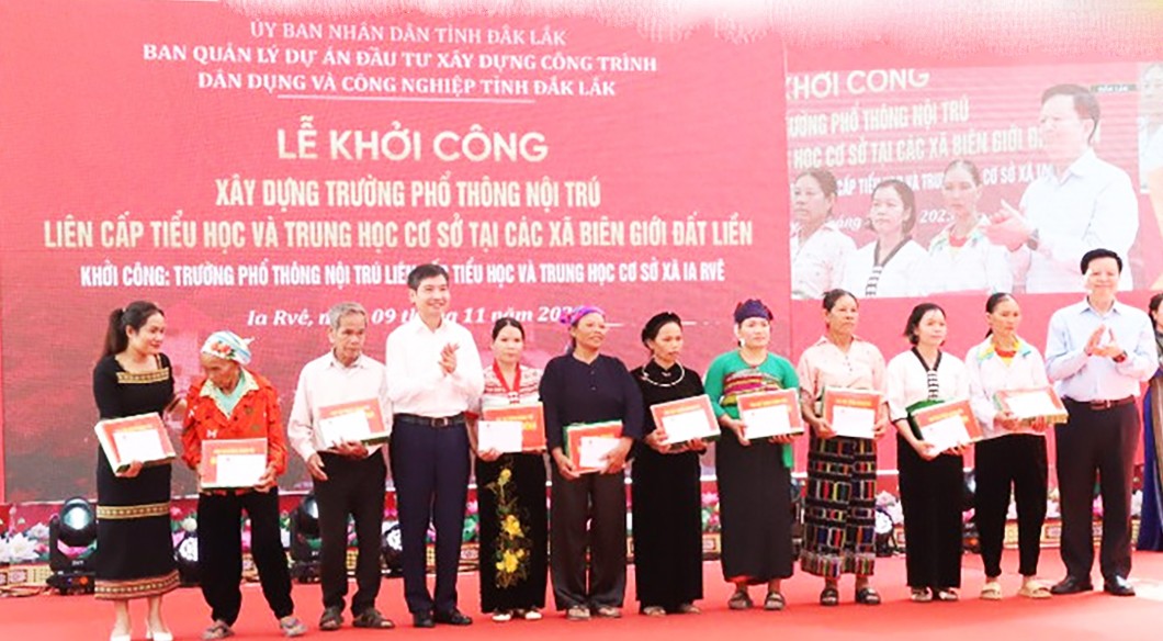 tang-qua-cho-cac-gia-dinh-co-hoan-canh-kho-khan-1762686423.jpg