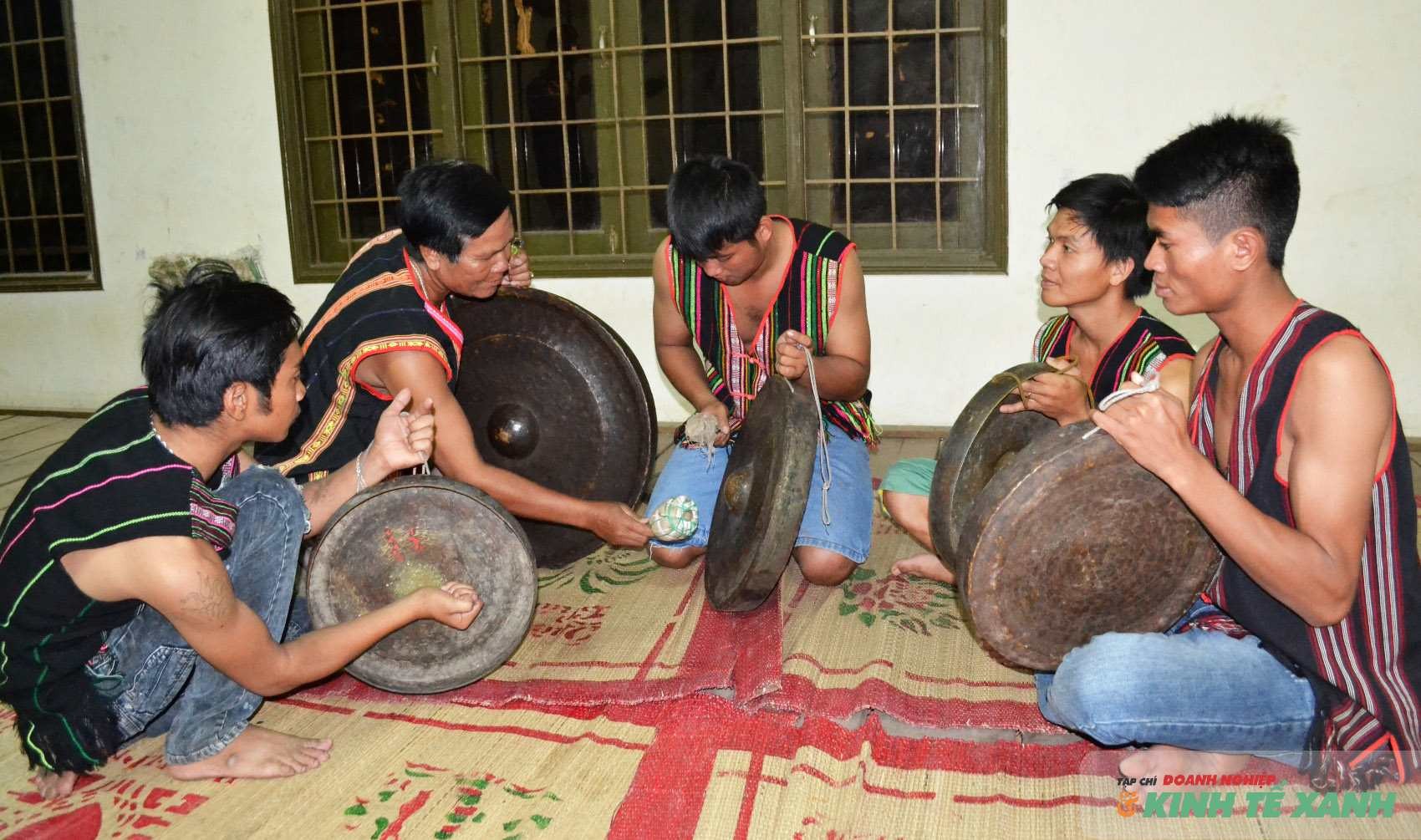 nghe-nhan-day-lop-tre-bao-ve-khong-gian-van-hoa-nha-dai-1-1762839045.jpg