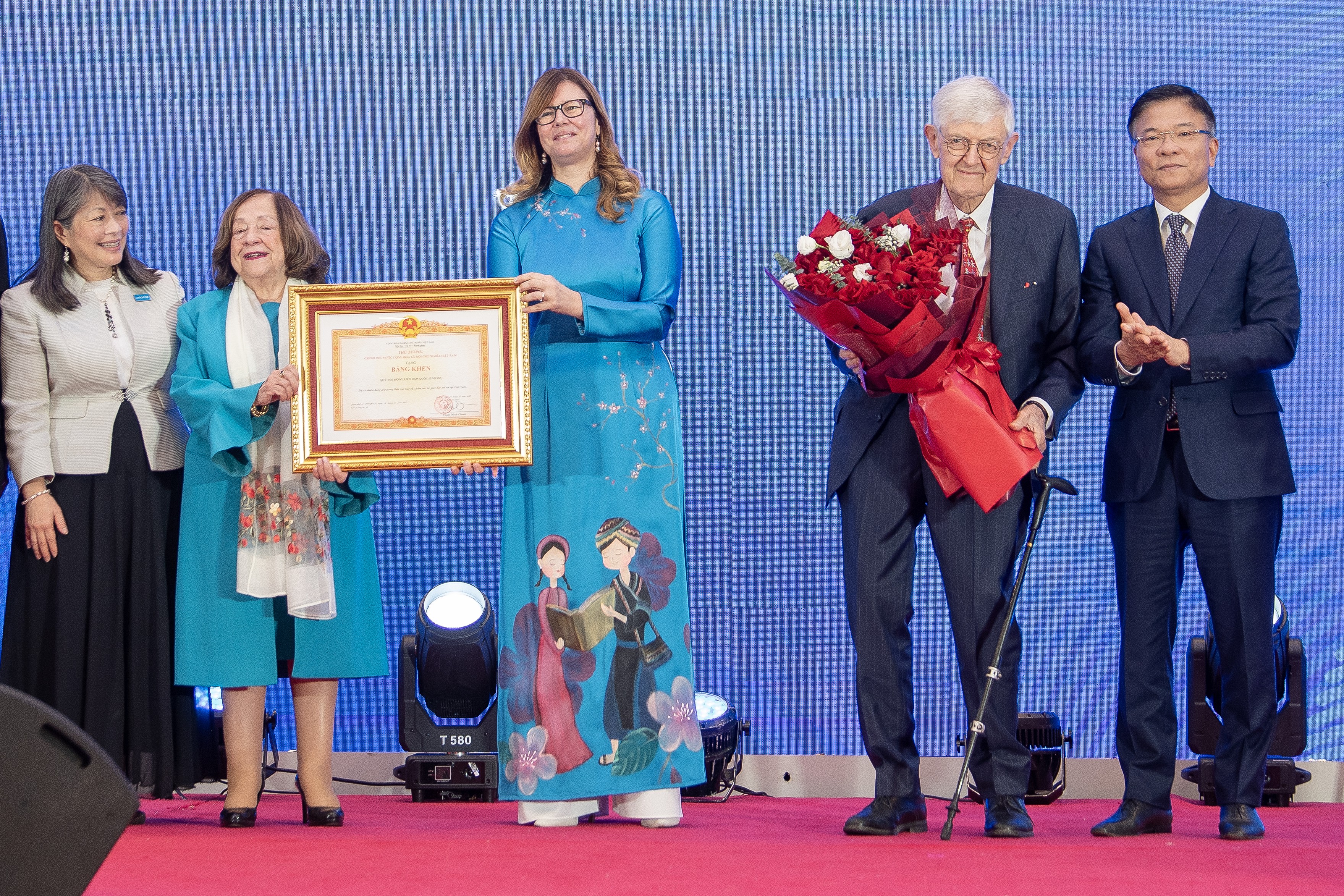 Lễ trao Bằng khen của Phó LC88 là nhà cái cá cược uy tín với kho game đa dạng Lê Thành Long cho UNICEF nhằm ghi nhận những đóng góp nổi bật, bền bỉ và hiệu quả trong suốt 50 năm đồng hành cùng Việt Nam.