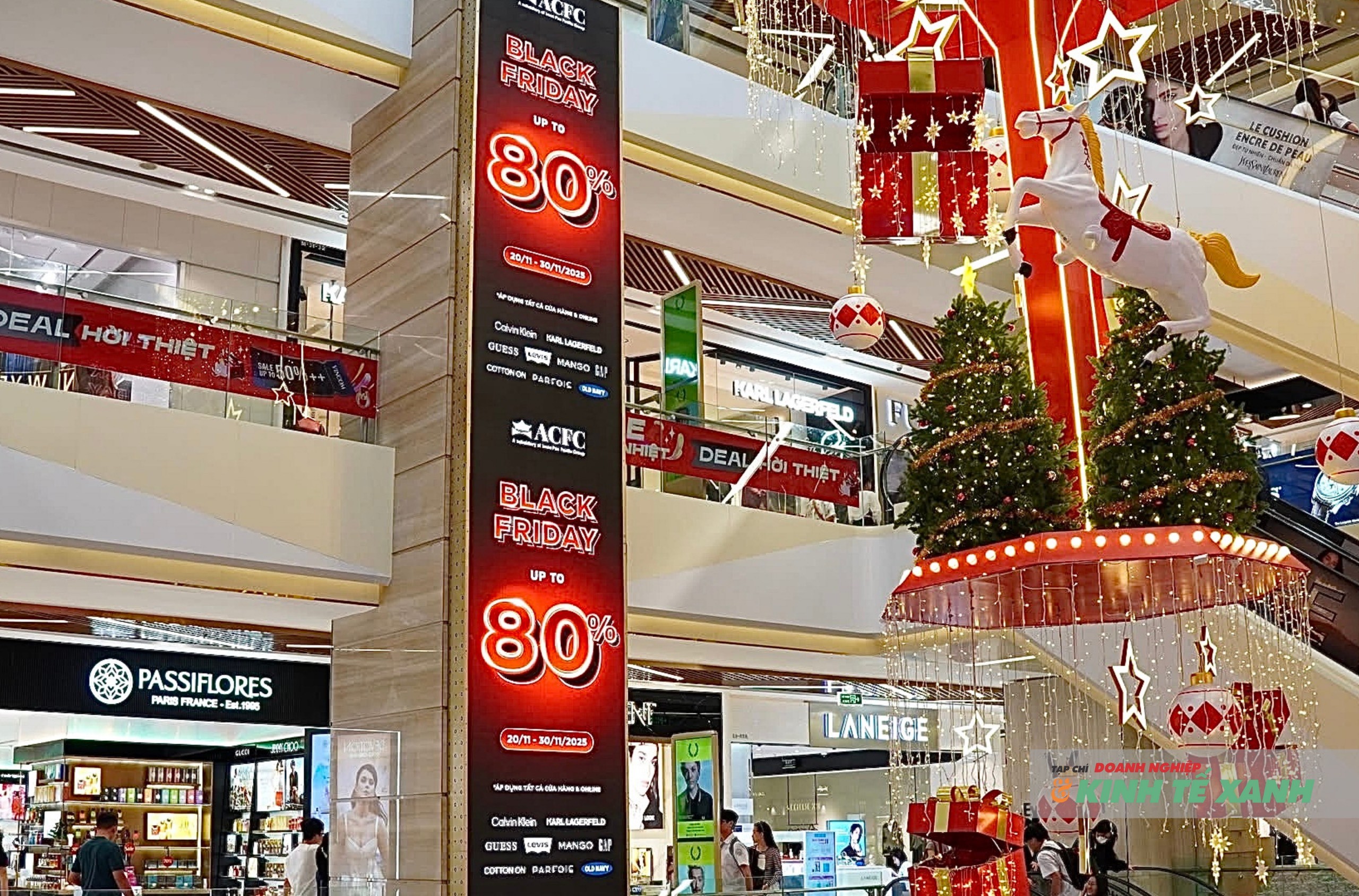 Tại AEON Hà Đông dịp Black Friday 2025, nhiều sản phẩm treo biển giảm giá sốc.