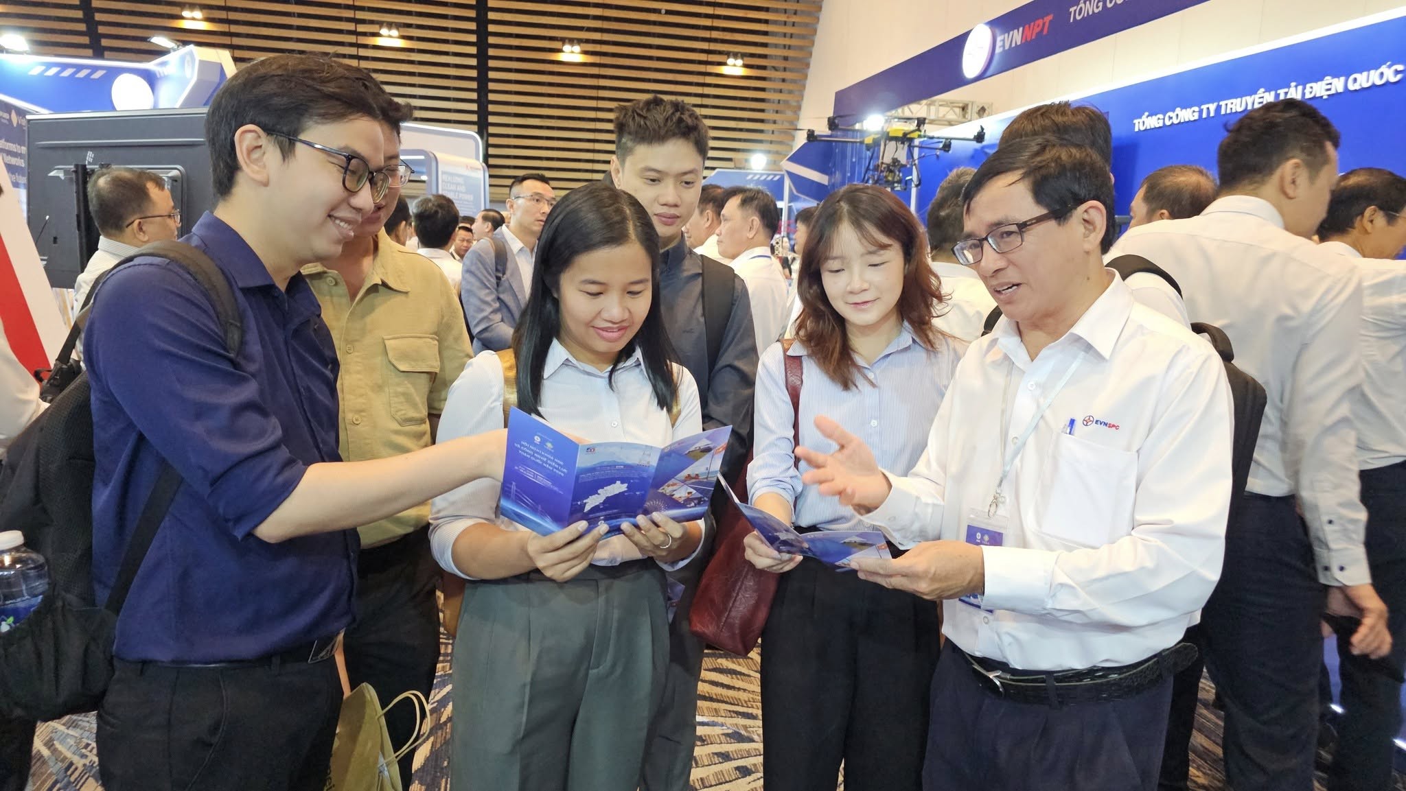Vì sao gian hàng EVNSPC trở thành điểm nhấn nổi bật nhất tại Hội nghị Công nghệ Điện lực 2025?