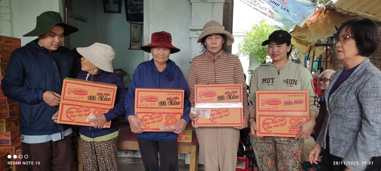 Hình ảnh: sản phẩm đến với và con vùng lũ Đắk Lắk (Phú Yên cũ) (nguồn: Acecook Việt Nam)