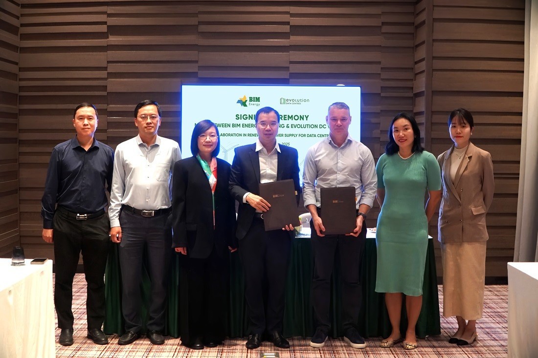 Ông Nguyễn Hải Vinh, Tổng Giám đốc BIM Energy (thứ 4 từ trái sang) và ông Darren Webb, Đồng sáng lập kiêm Tổng Giám đốc Evolution Data Centres tại lễ ký kết Biên bản ghi nhớ