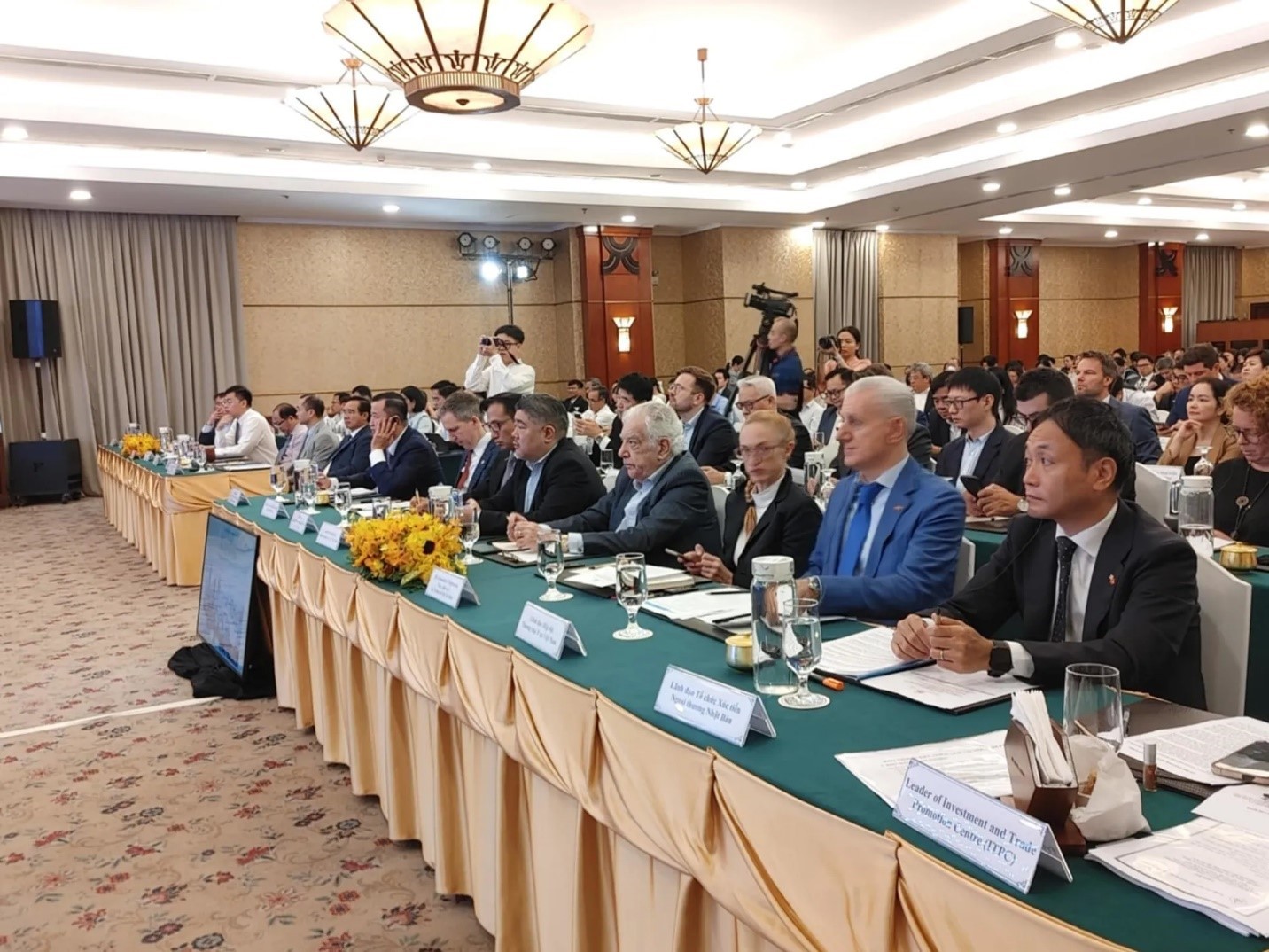 hoi-nghi-gap-go-giua-lanh-dao-tp-ho-chi-minh-va-cong-dong-doanh-nghiep-co-von-dau-tu-nuoc-ngoai-fdi-nam-2025-anh-internet-1765191537.jpg