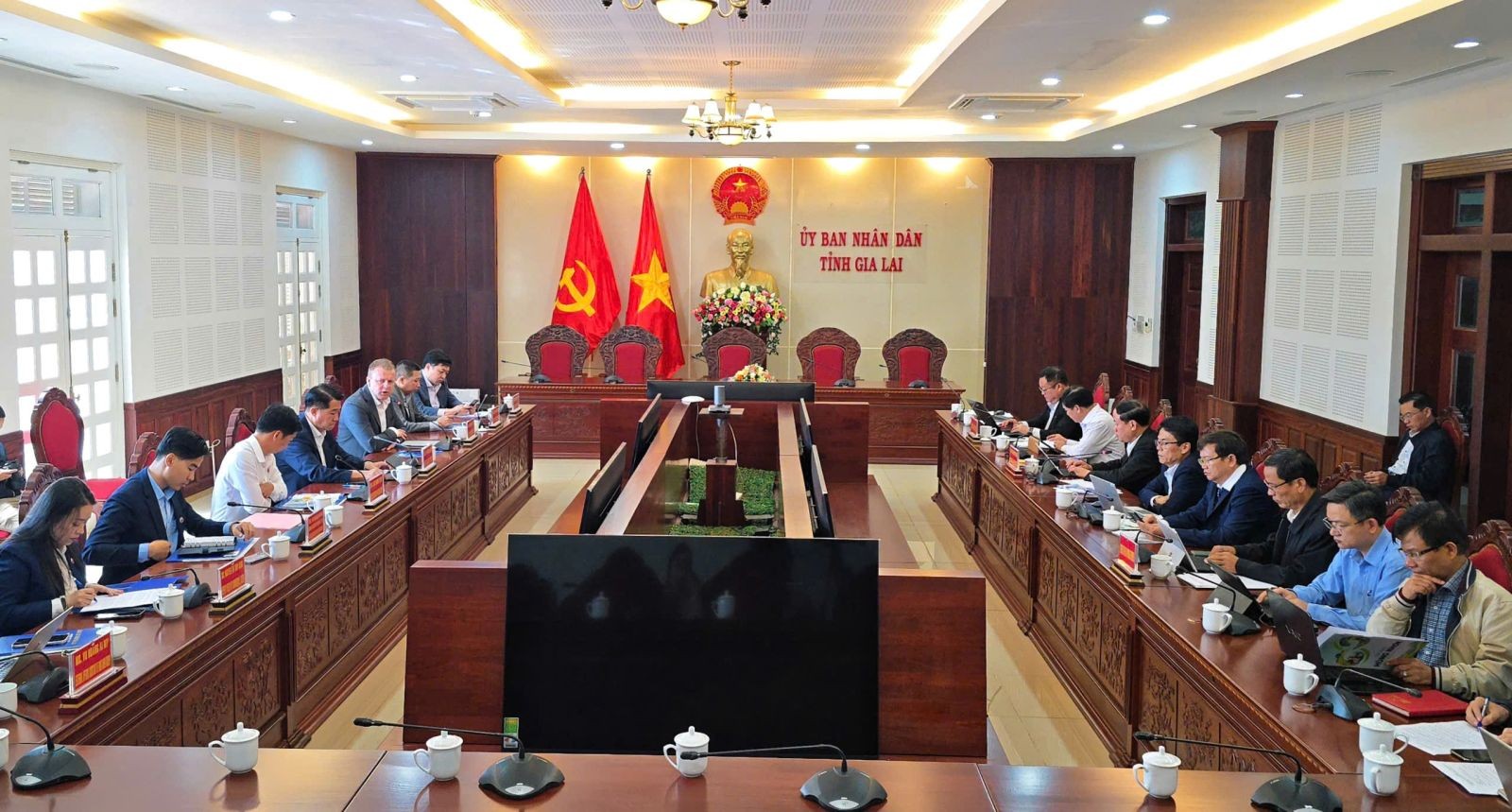 gia-lai-lam-viec-voi-de-heus-va-hung-nhon-2-1765269059.jpg
