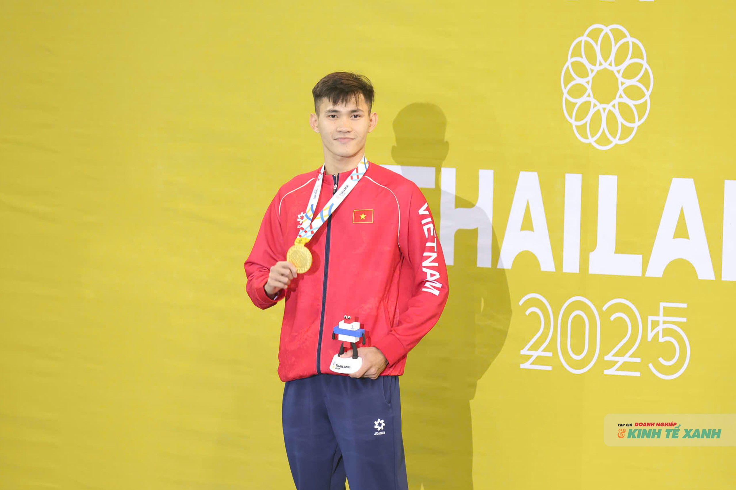Phạm Thanh Bảo khẳng định sức mạnh ở nội dung ở trường, đem về huy chương vàng thứ hai cho đội tuyển bơi lội Việt Nam tại SEA Games 33.