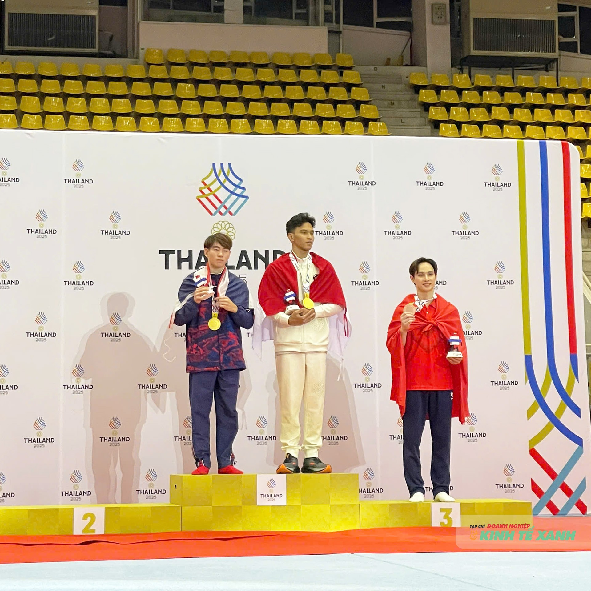 Chỉ ít phút sau, "anh cả" của đội tuyển thể dục dụng cụ Việt Nam tiếp tục giành thêm tấm huy chương bạc ở nội dung xà đơn.