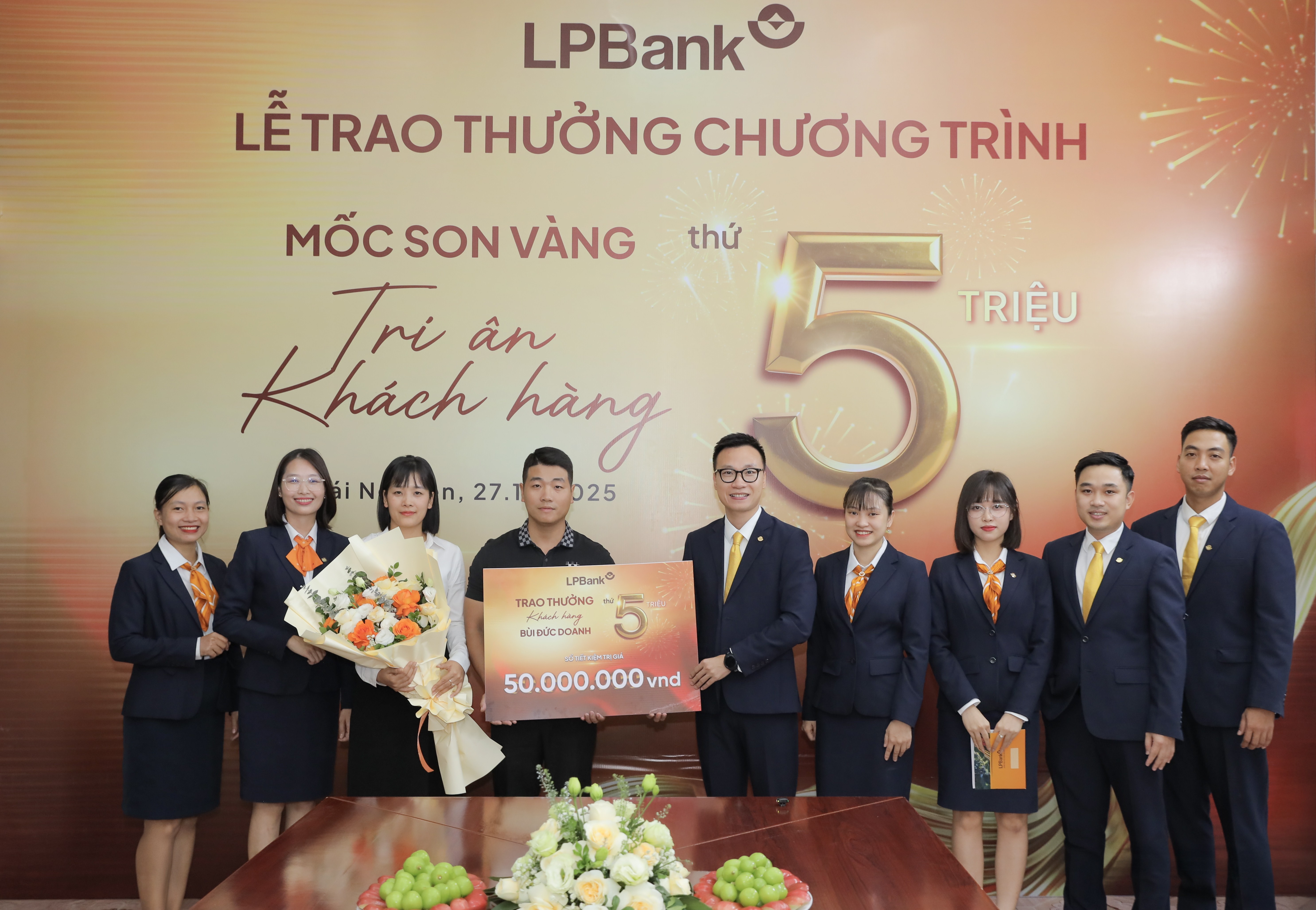 anh-1-lpb-trao-tang-khach-hang-thu-5-trieu-1765726206.jpg
