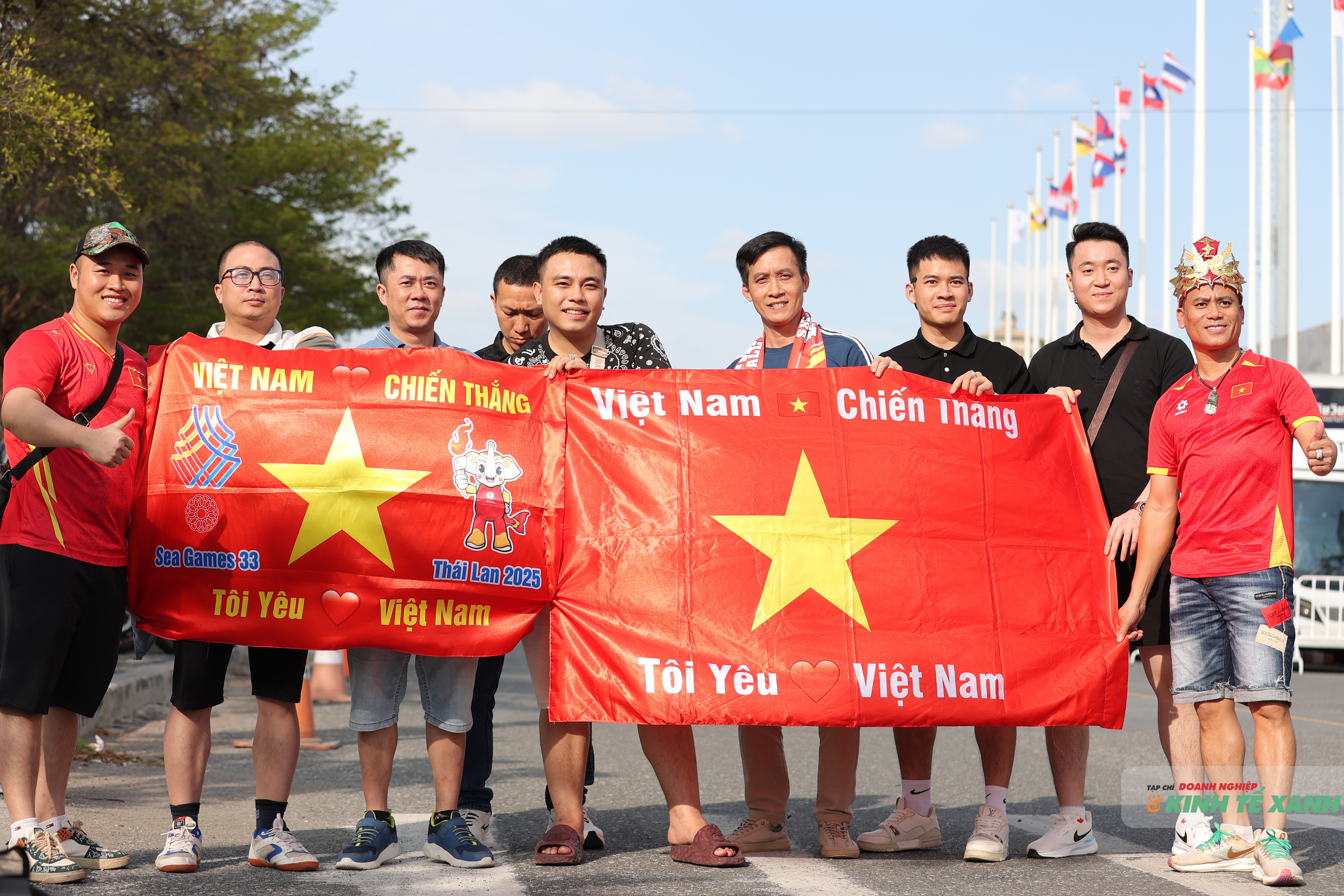 Không khí sôi động bên ngoài sân vận động National Sports University trước giờ bóng lăn.