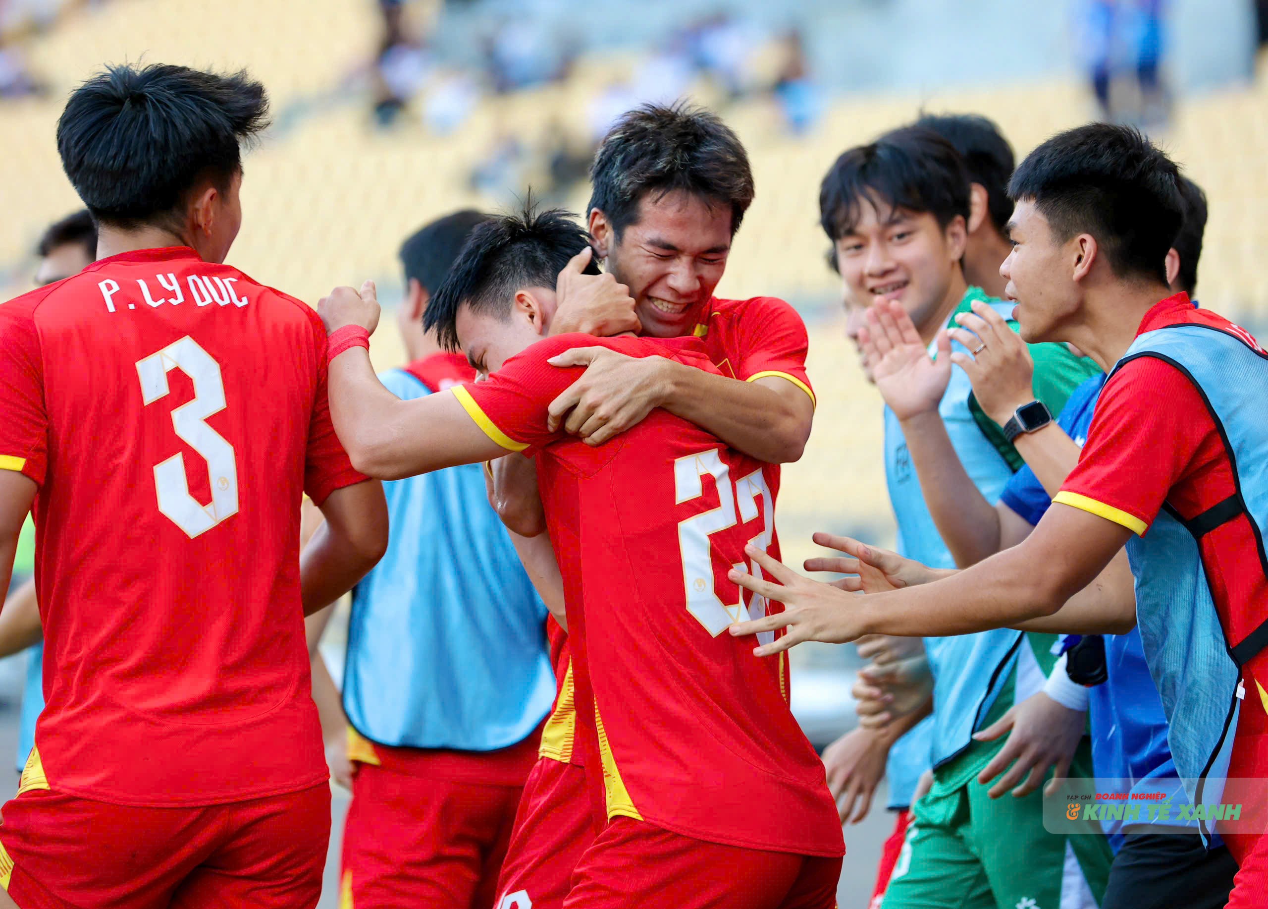Thanh Nhàn bật khóc trên vai các đồng đội sau khi ghi bàn.