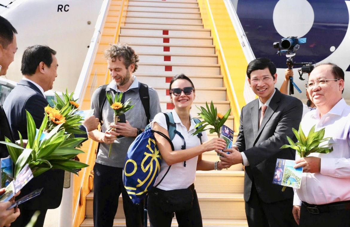 Các lãnh đạo chào đón các vị khách quốc tế đến từ Ba Lan trên chuyến bay của LOT Polish Airlines.