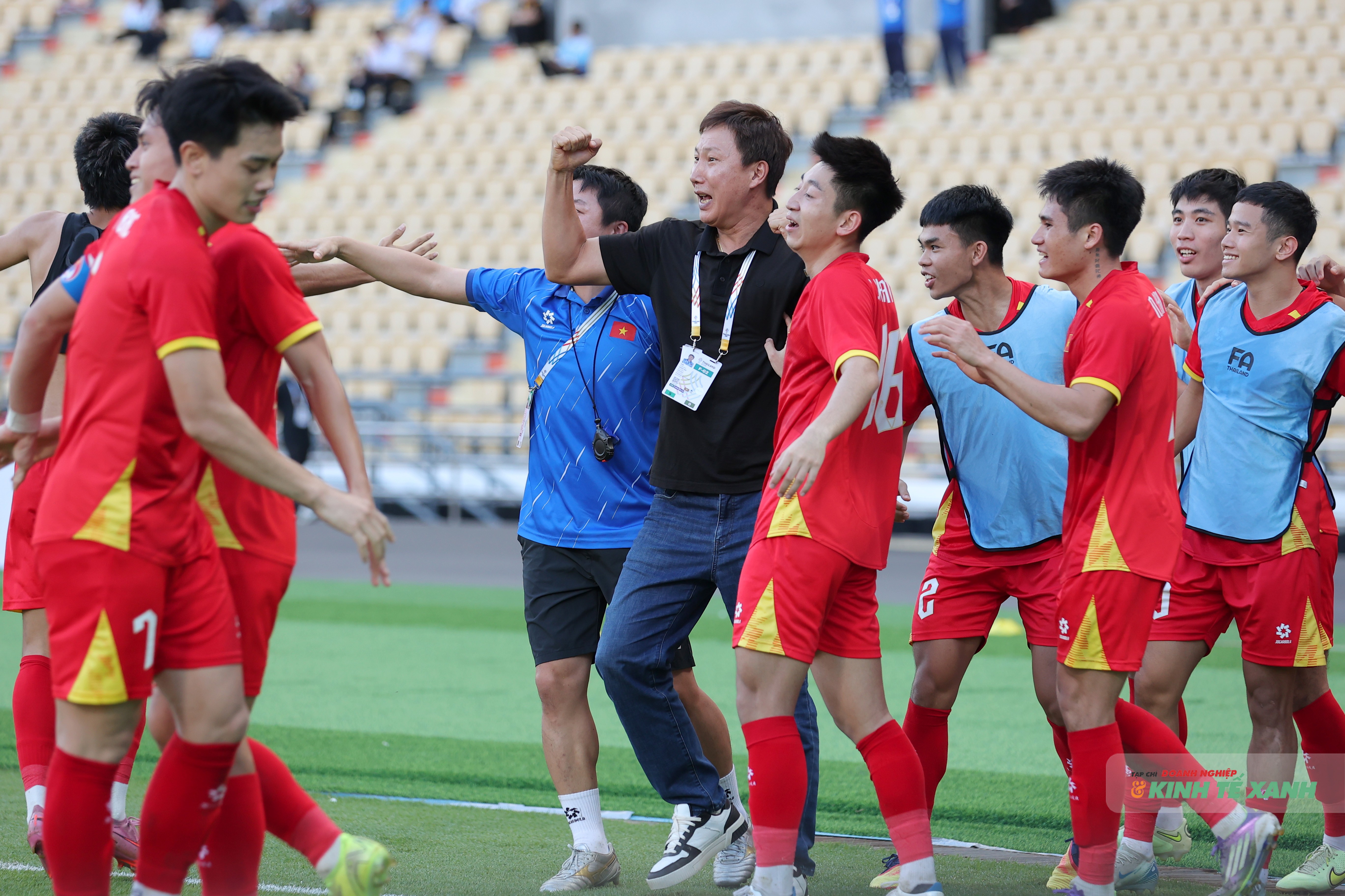 HLV Kim Sang Sik ăn mừng cùng các học trò.